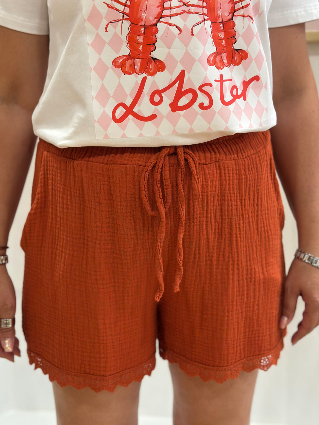 Short terracotta femme en gaze de coton avec taille haute élastiquée, nœud décoratif et détail dentelle – Rosydays Made in Italy – Miss Caprice