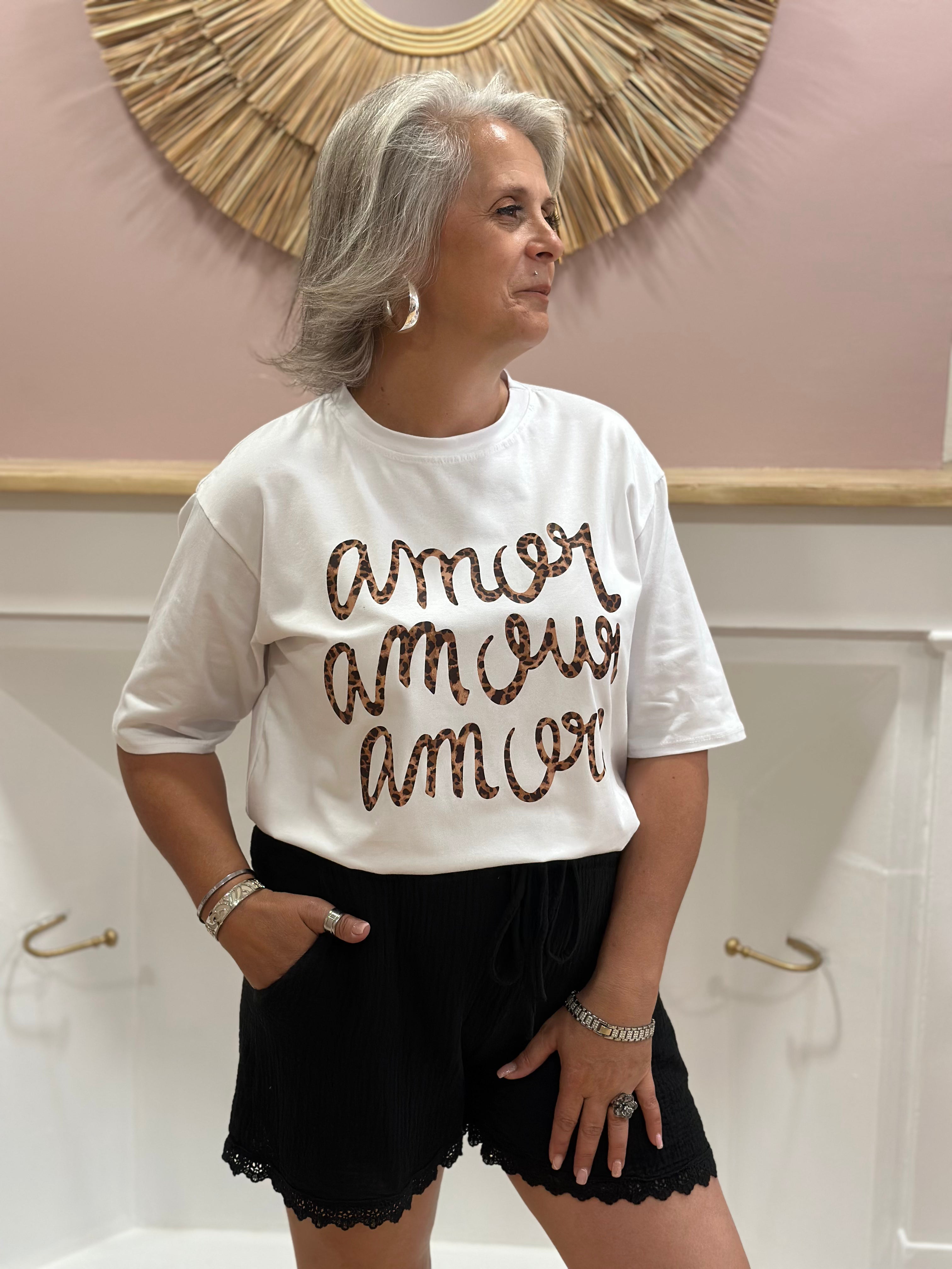 Tee-shirt blanc femme à inscription Amor Amour Amore en motif léopard – Estée Made in Italy – Miss Caprice