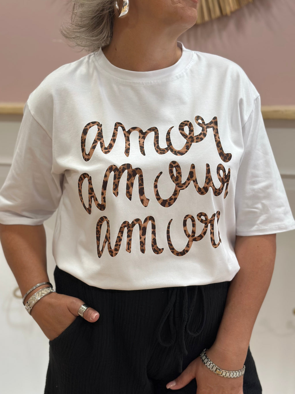 Tee-shirt blanc femme à inscription Amor Amour Amore en motif léopard – Estée Made in Italy – Miss Caprice