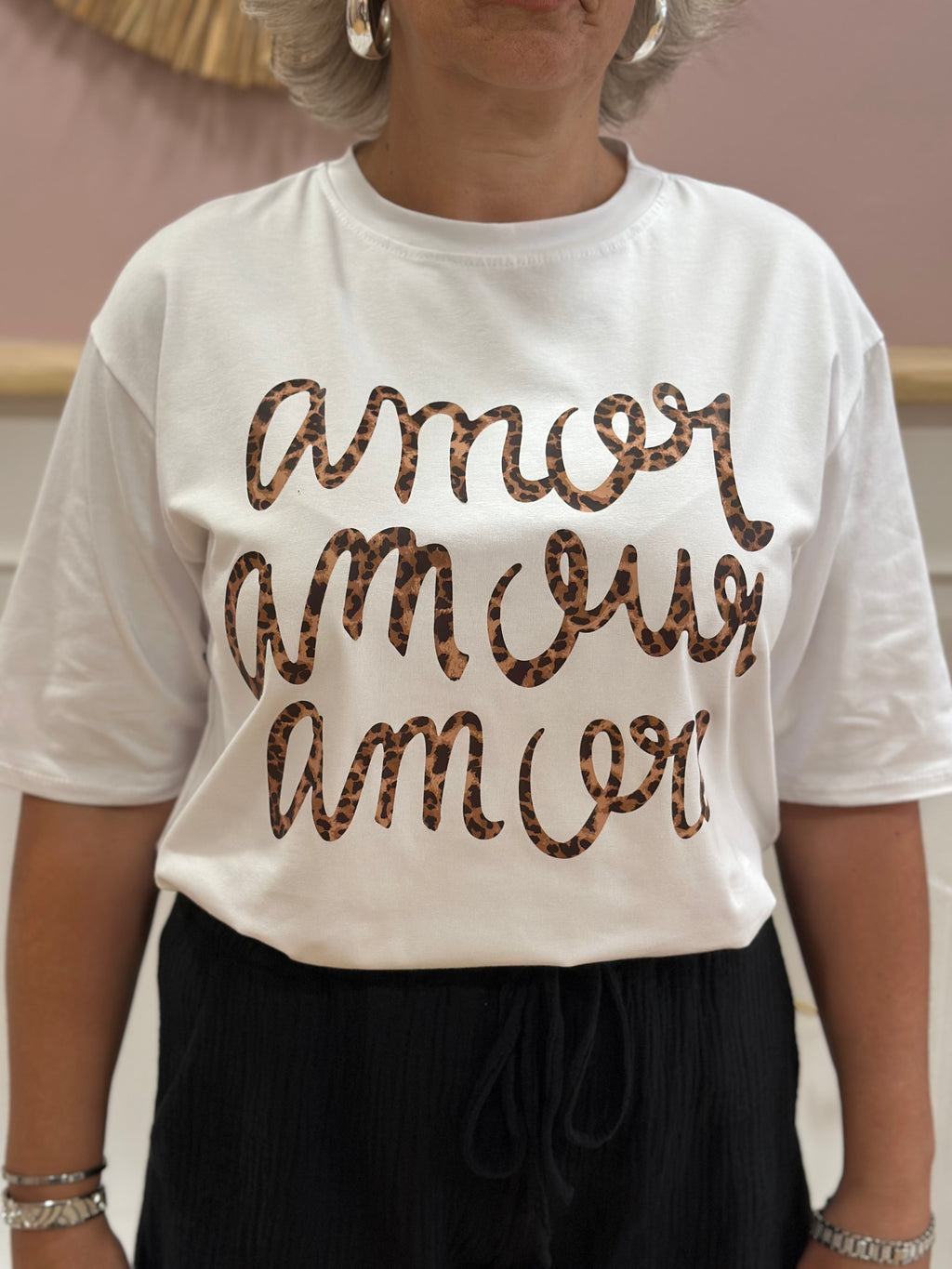 Tee-shirt blanc femme à inscription Amor Amour Amore en motif léopard – Estée Made in Italy – Miss Caprice