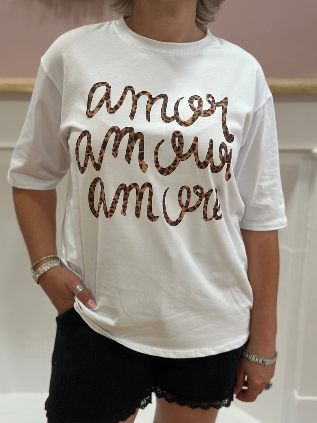 Tee-shirt blanc femme à inscription Amor Amour Amore en motif léopard – Estée Made in Italy – Miss Caprice