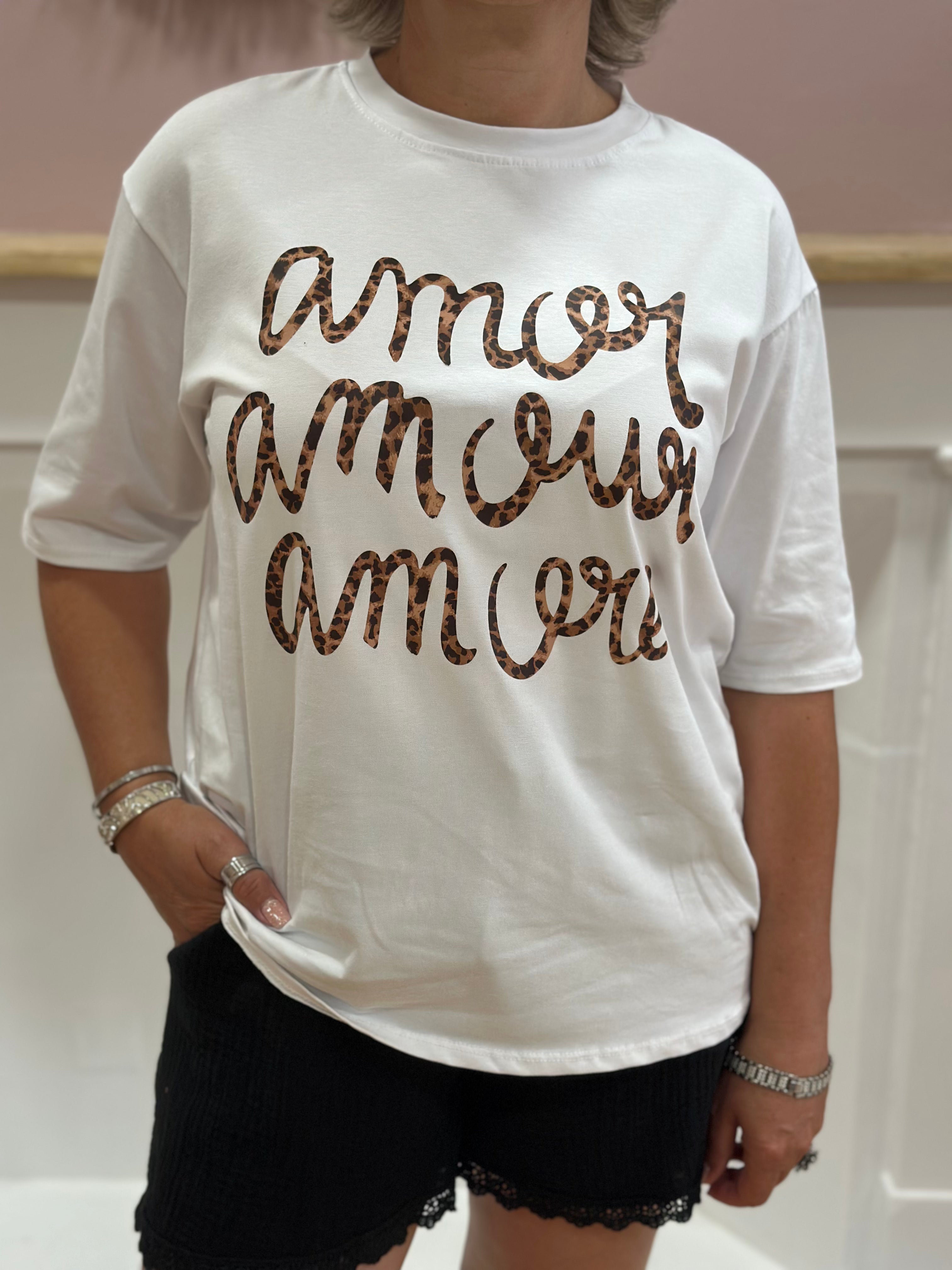 Tee-shirt blanc femme à inscription Amor Amour Amore en motif léopard – Estée Made in Italy – Miss Caprice
