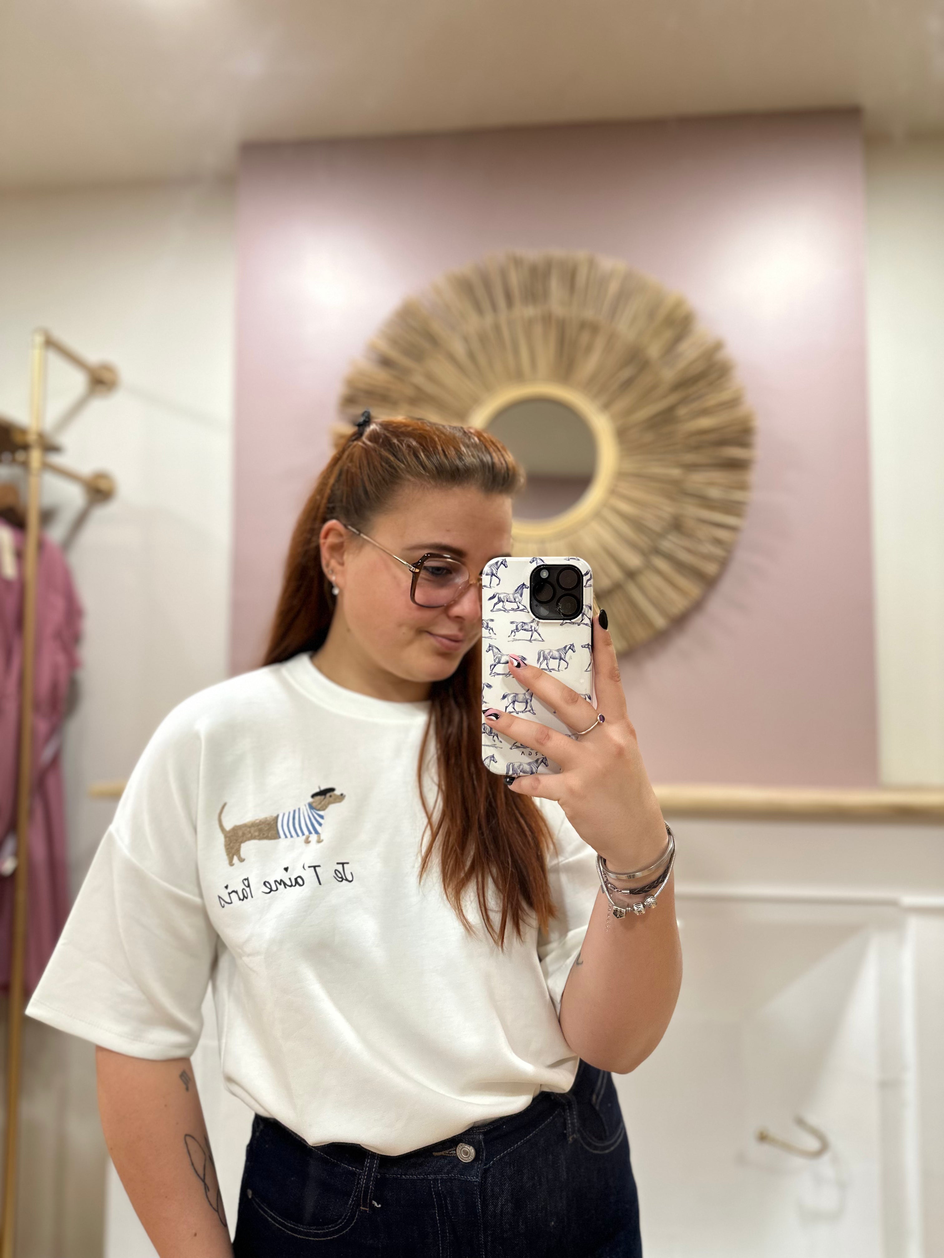 Tee-shirt blanc femme – Broderie teckel – Coupe droite courte – Manches courtes – J&L – Miss Caprice