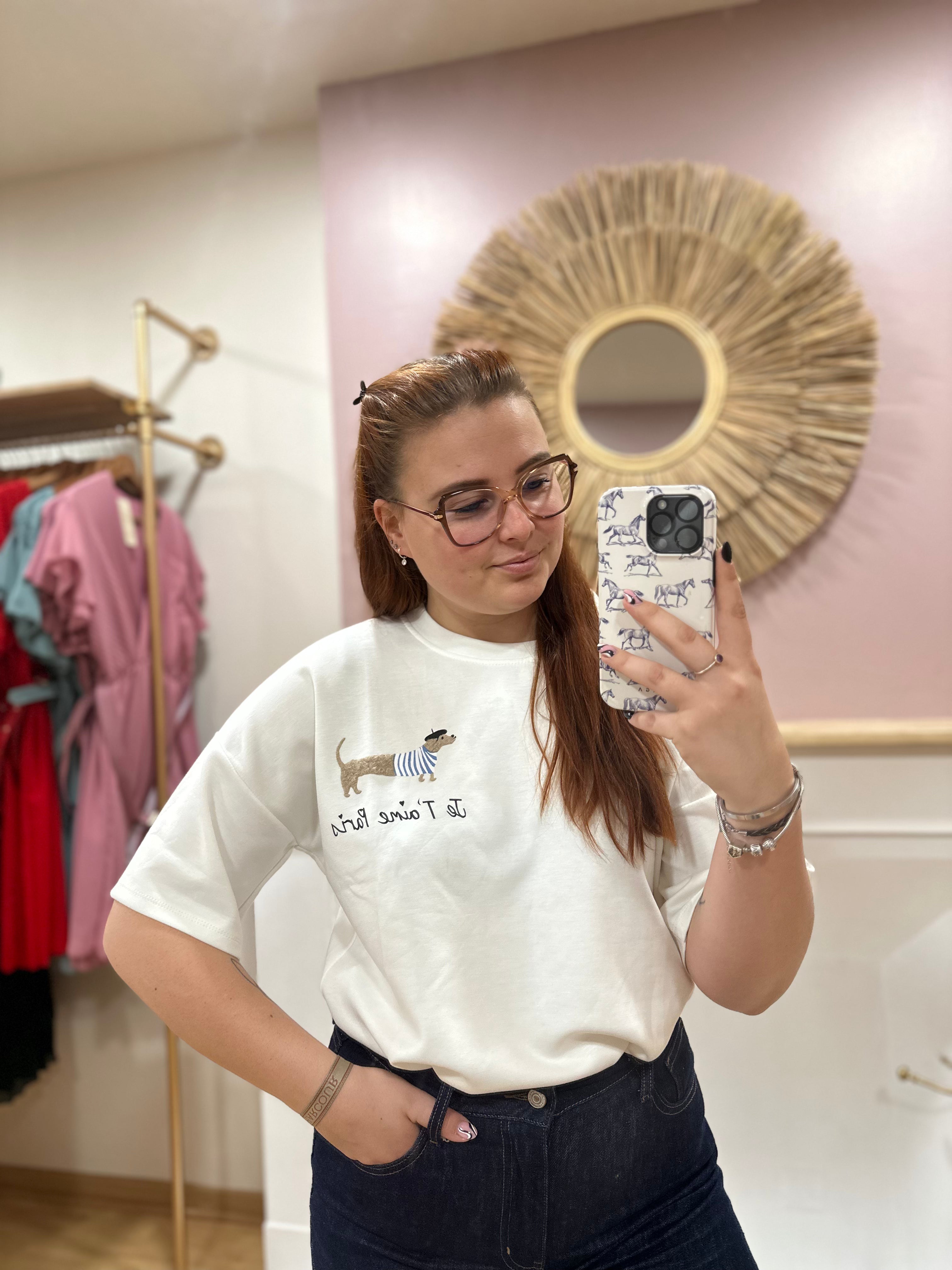 Tee-shirt blanc femme – Broderie teckel – Coupe droite courte – Manches courtes – J&L – Miss Caprice