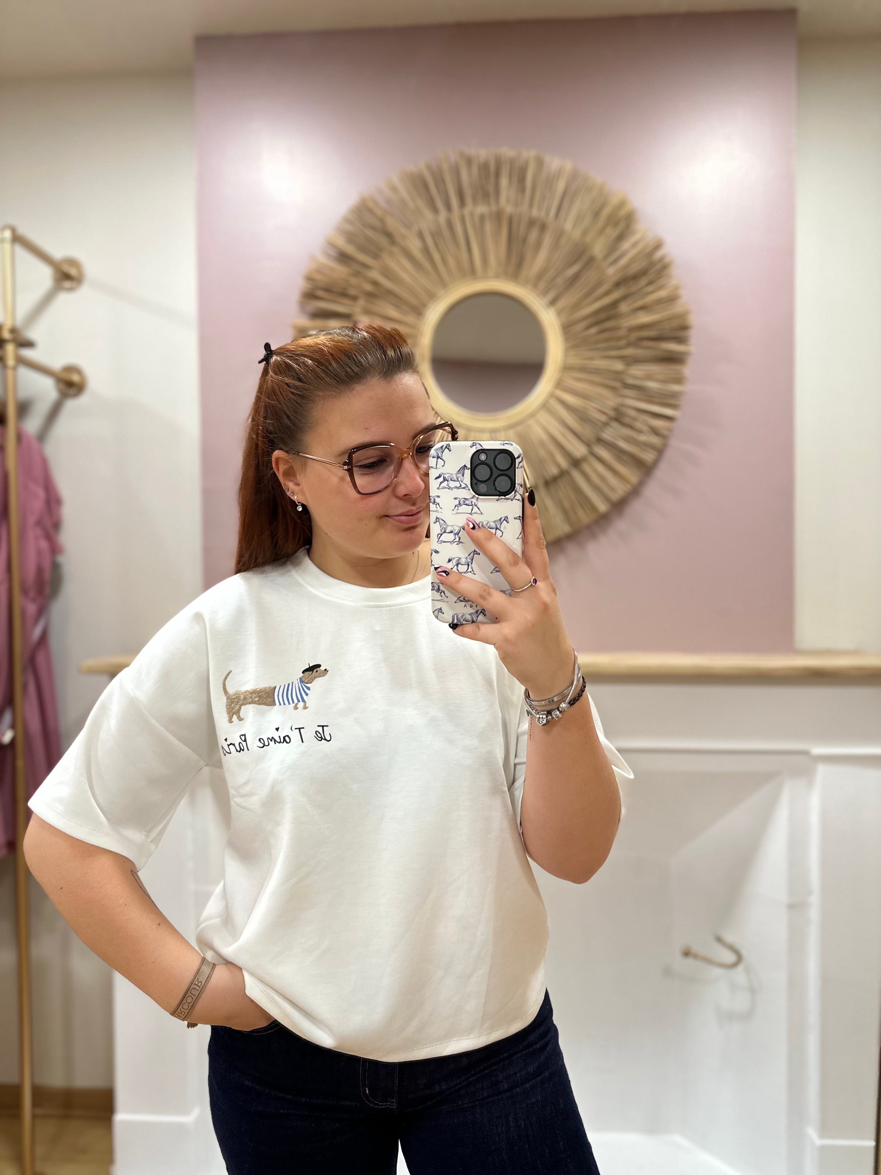 Tee-shirt blanc femme – Broderie teckel – Coupe droite courte – Manches courtes – J&L – Miss Caprice