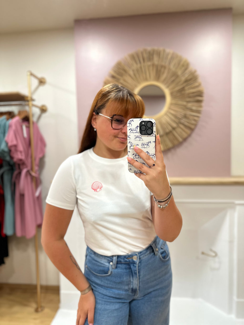 Tee-shirt blanc femme – Motif coquillage plage – Coupe près du corps – Seelly – Miss Caprice