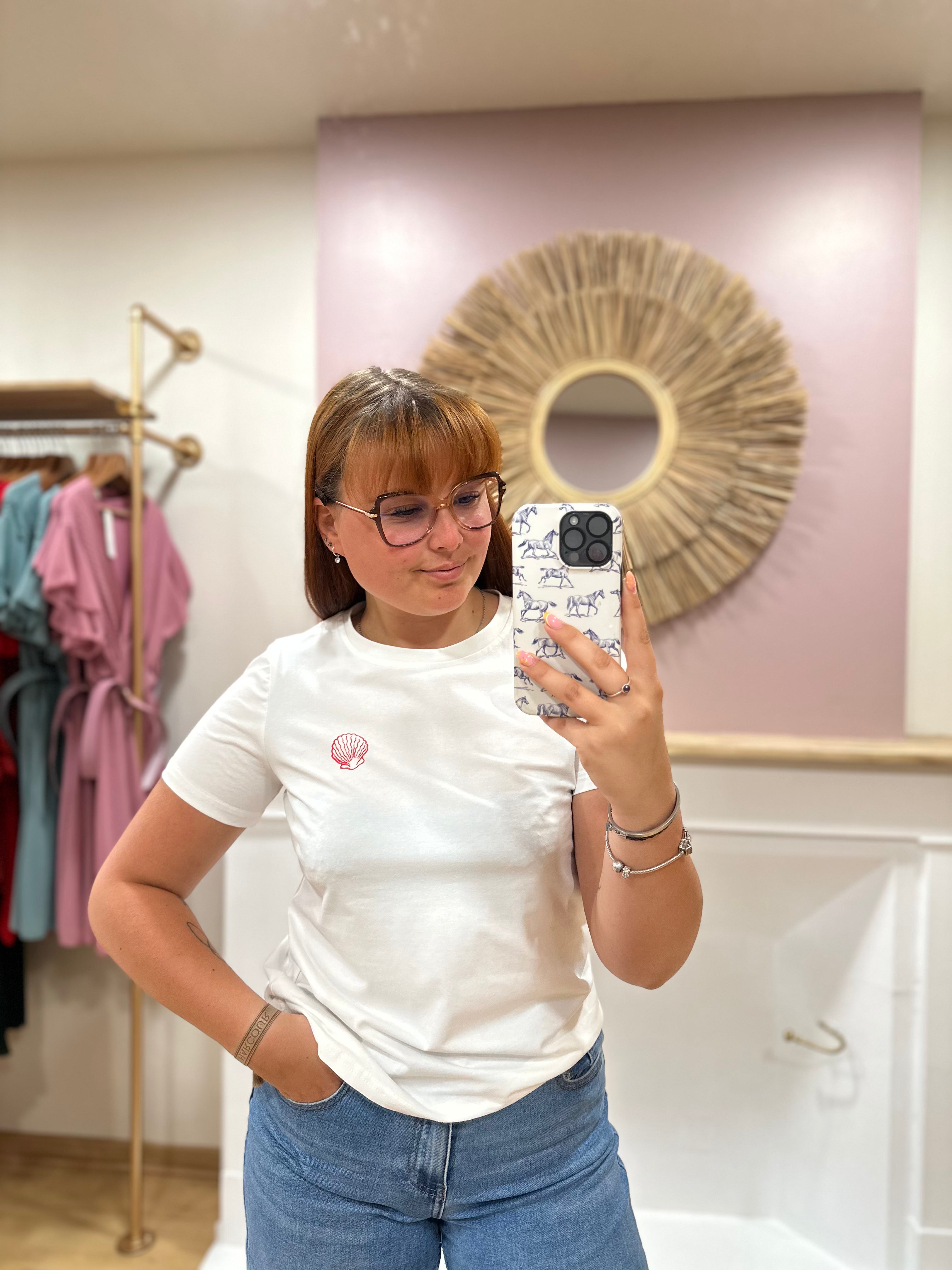 Tee-shirt blanc femme – Motif coquillage plage – Coupe près du corps – Seelly – Miss Caprice