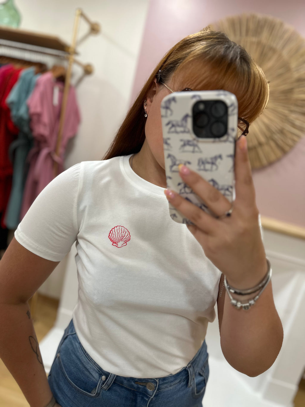 Tee-shirt blanc femme – Motif coquillage plage – Coupe près du corps – Seelly – Miss Caprice