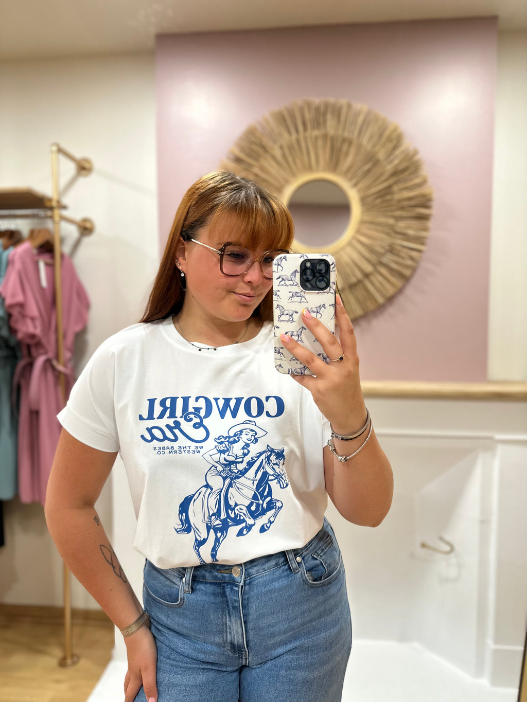 Tee-shirt blanc femme – Motif Cow Girl cheval cavalière bleu – Coupe droite – Issyma – Miss Caprice