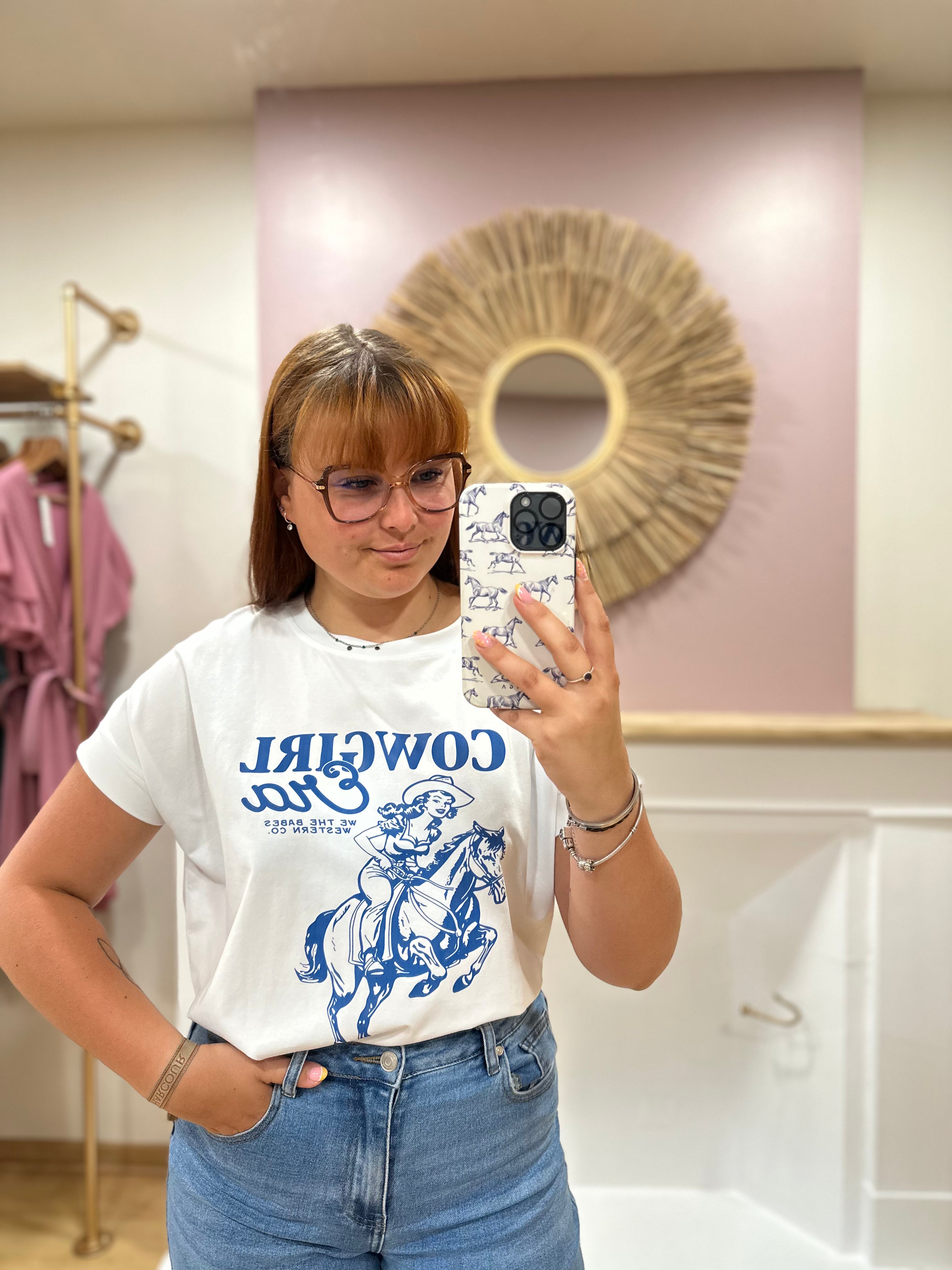 Tee-shirt blanc femme – Motif Cow Girl cheval cavalière bleu – Coupe droite – Issyma – Miss Caprice