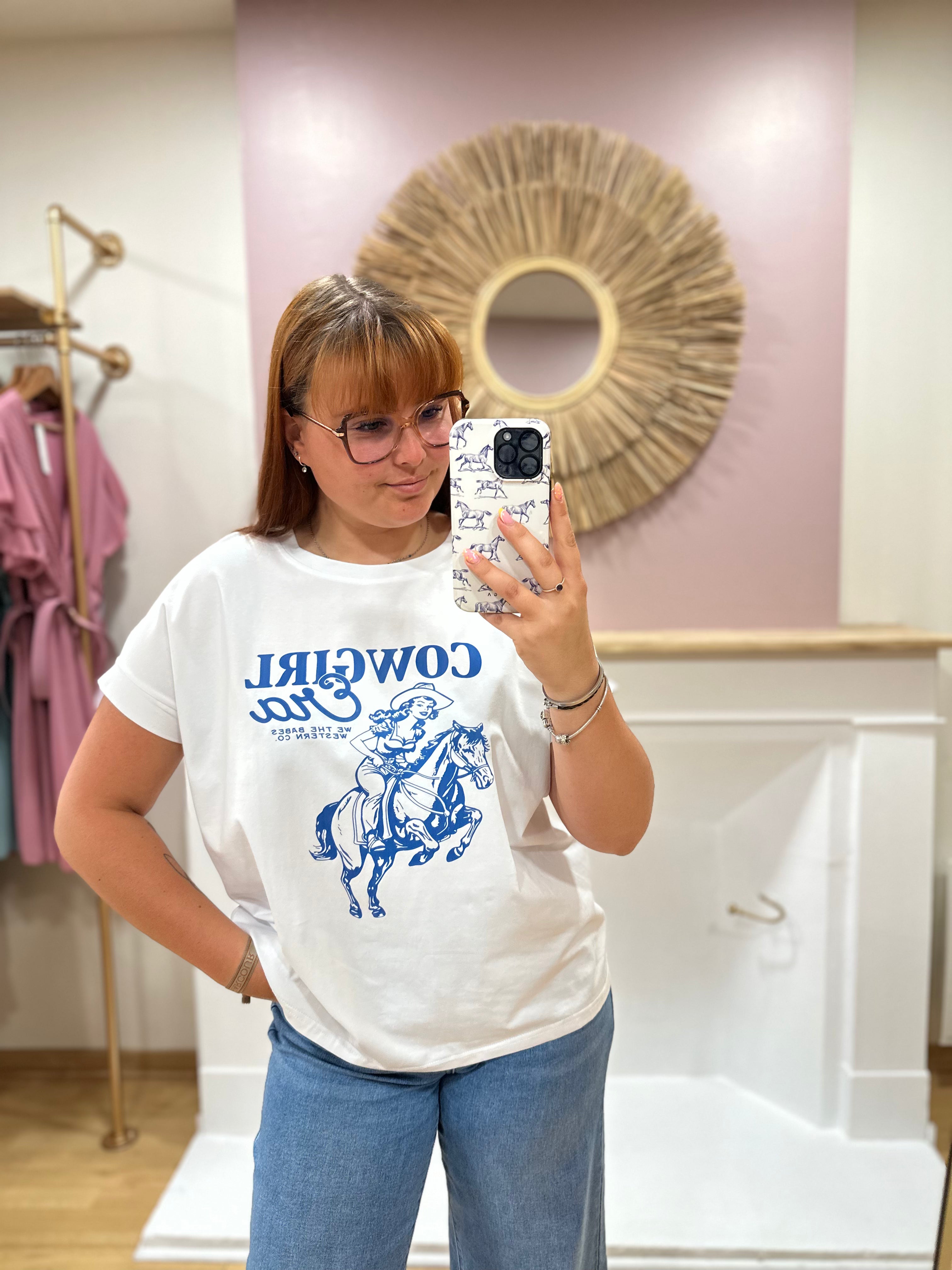 Tee-shirt blanc femme – Motif Cow Girl cheval cavalière bleu – Coupe droite – Issyma – Miss Caprice
