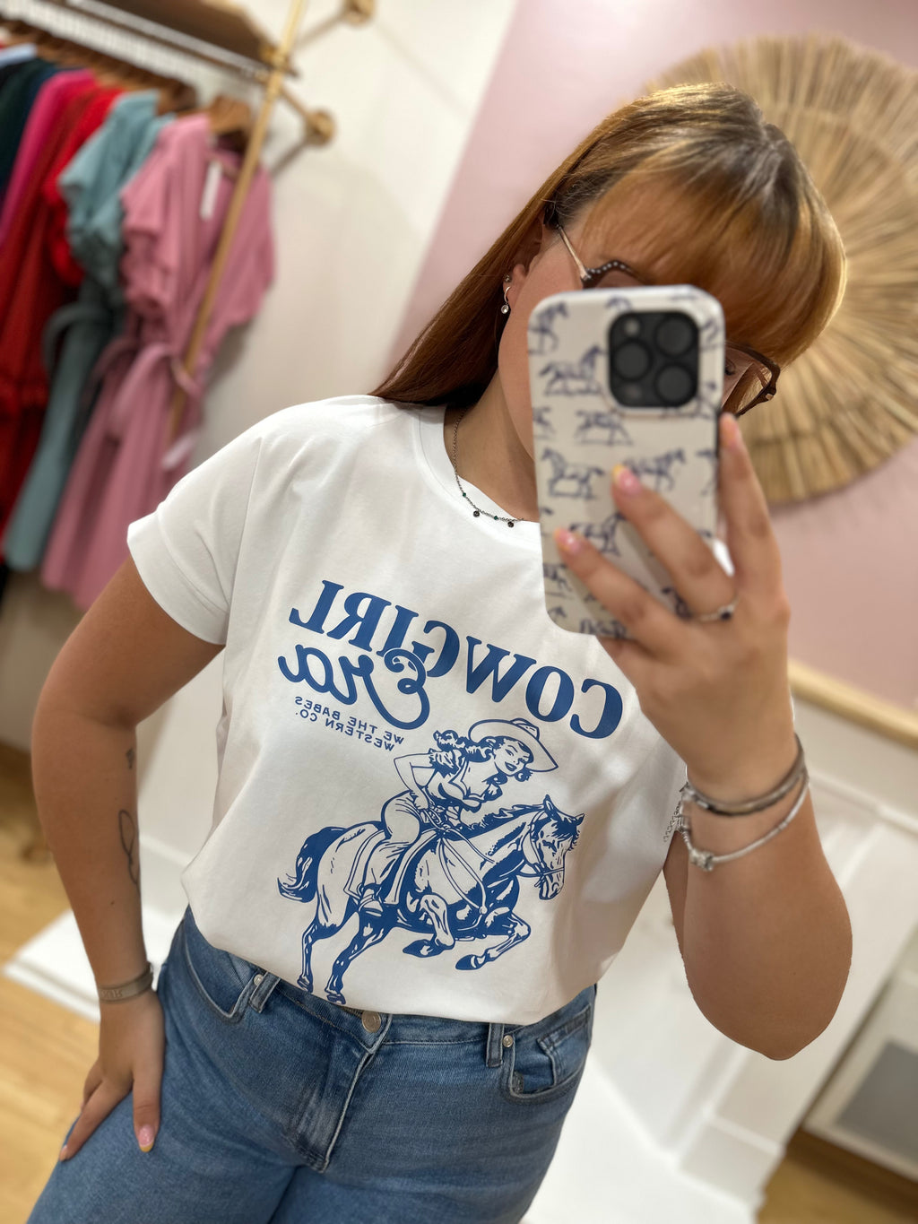 Tee-shirt blanc femme – Motif Cow Girl cheval cavalière bleu – Coupe droite – Issyma – Miss Caprice