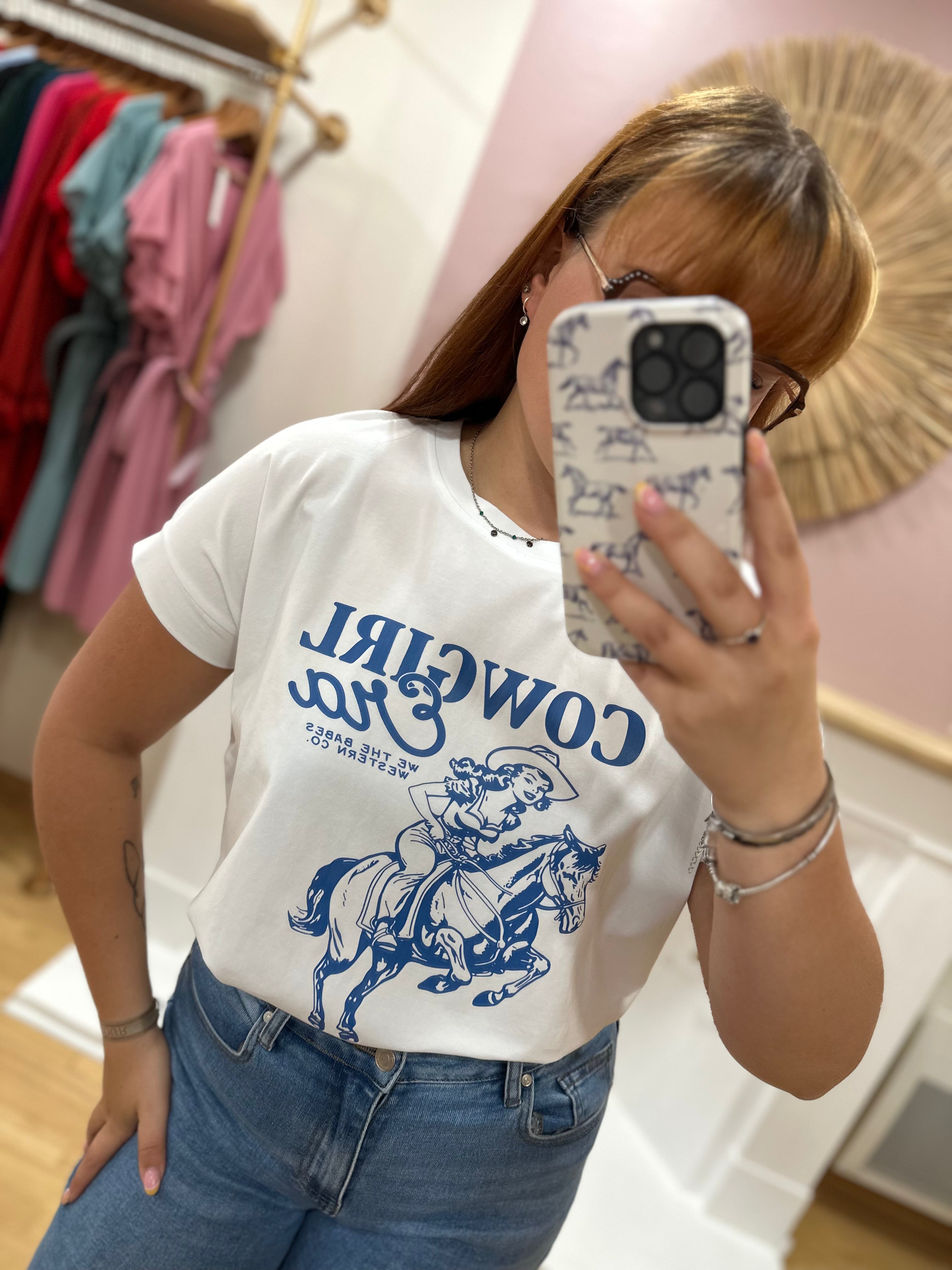 Tee-shirt blanc femme – Motif Cow Girl cheval cavalière bleu – Coupe droite – Issyma – Miss Caprice