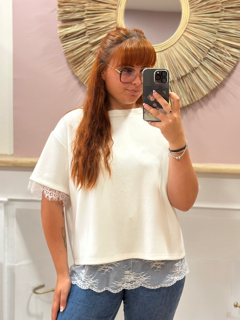 Tee-shirt blanc femme à col rond avec dos ouvert et détails en dentelle – Essentiel Made in Italy – Miss Caprice