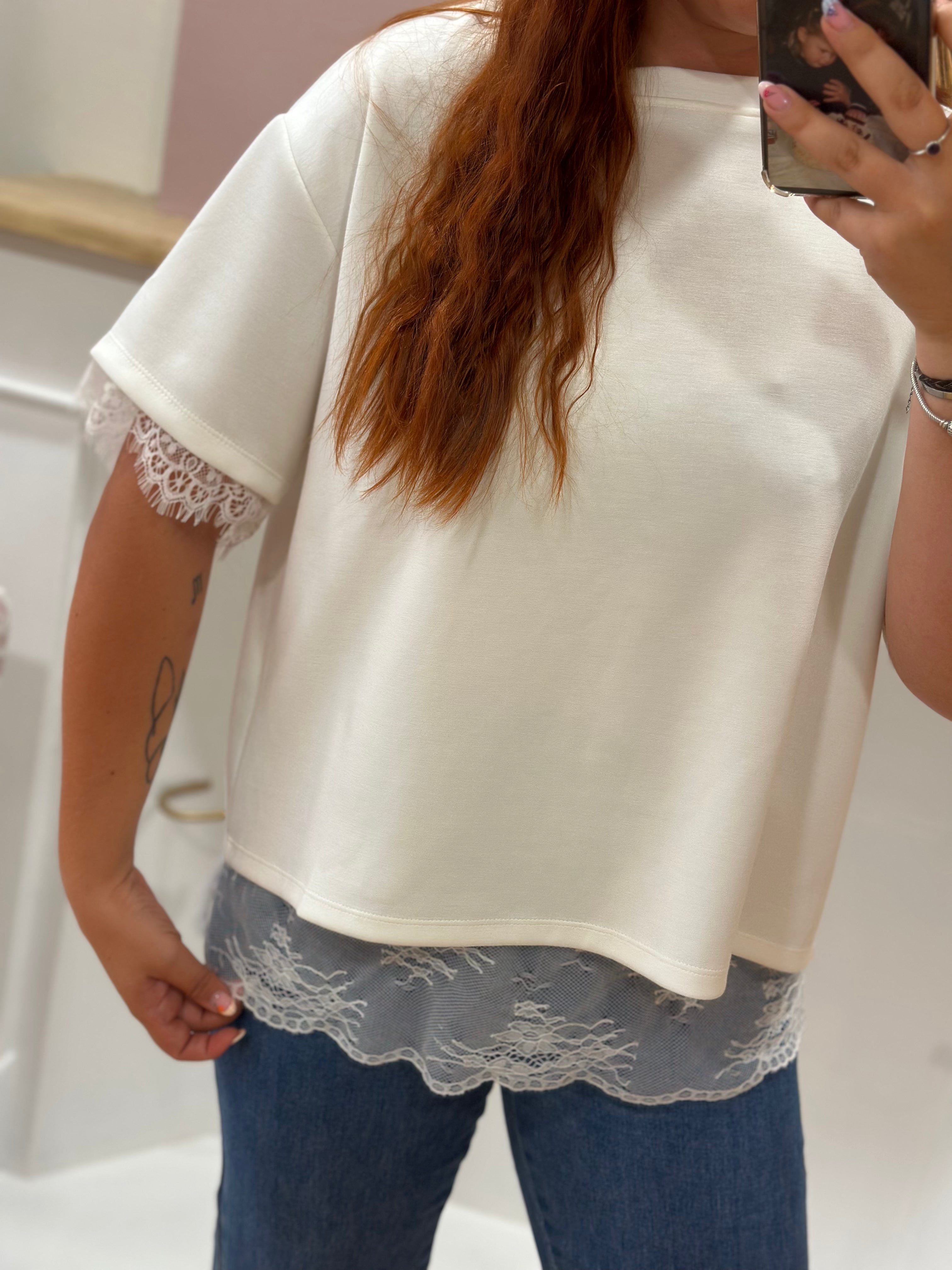 Tee-shirt blanc femme à col rond avec dos ouvert et détails en dentelle – Essentiel Made in Italy – Miss Caprice