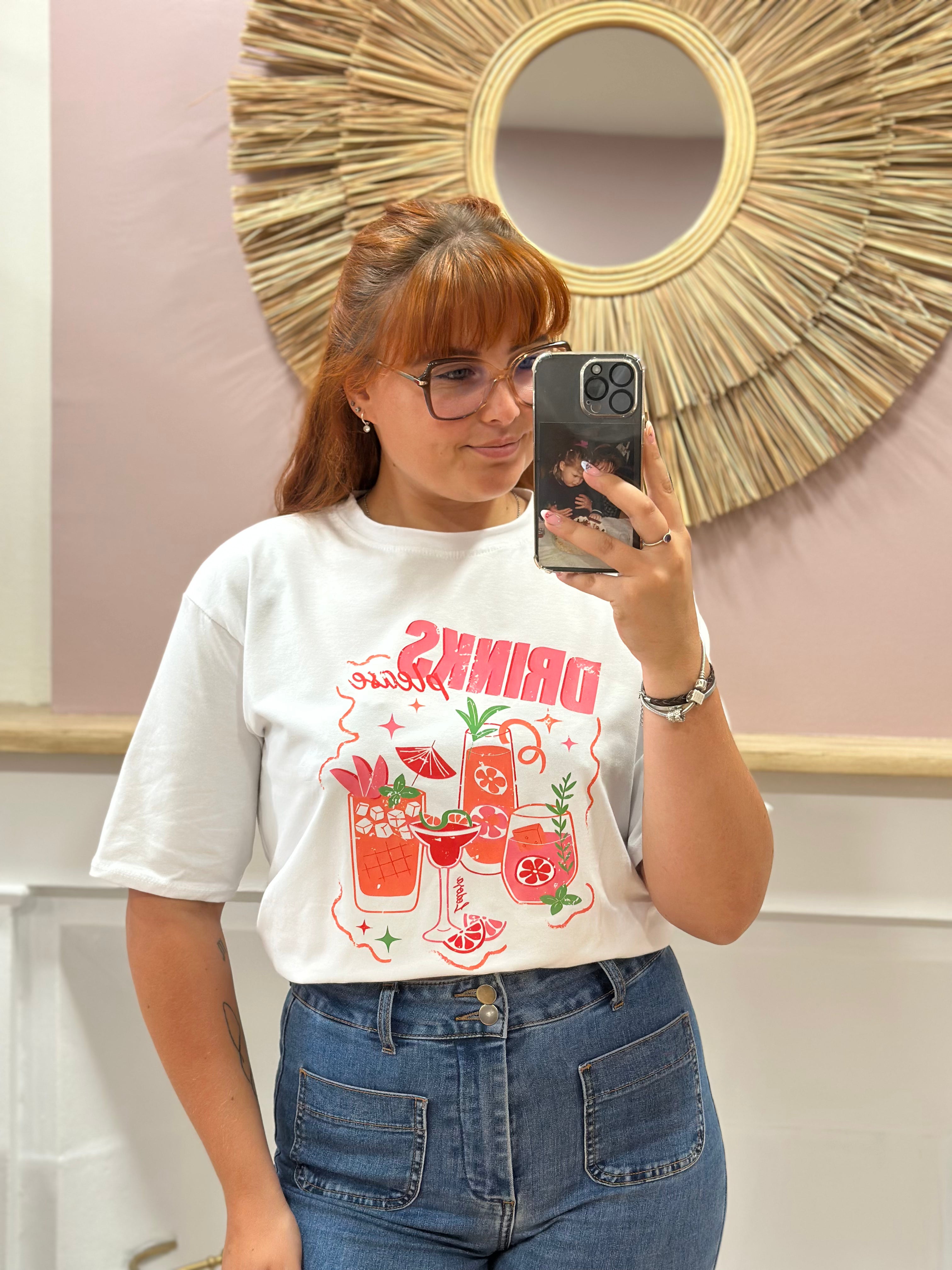 Tee-shirt blanc femme motif verres cocktails et inscription Drinks Please rose et orange – Estée Made in Italy – Miss Caprice