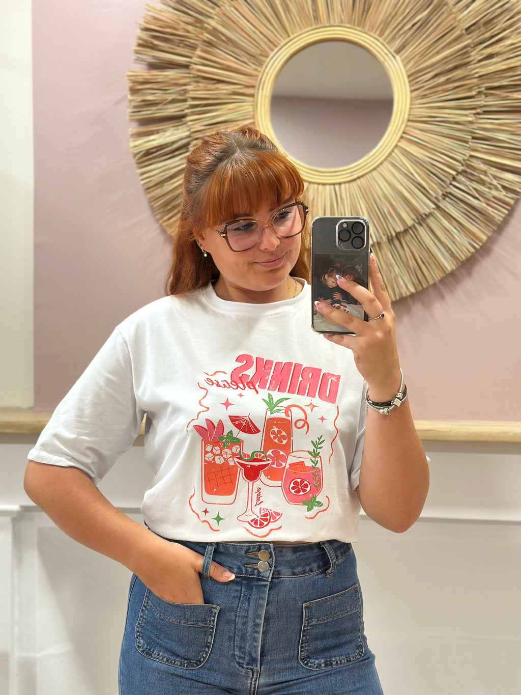 Tee-shirt blanc femme motif verres cocktails et inscription Drinks Please rose et orange – Estée Made in Italy – Miss Caprice
