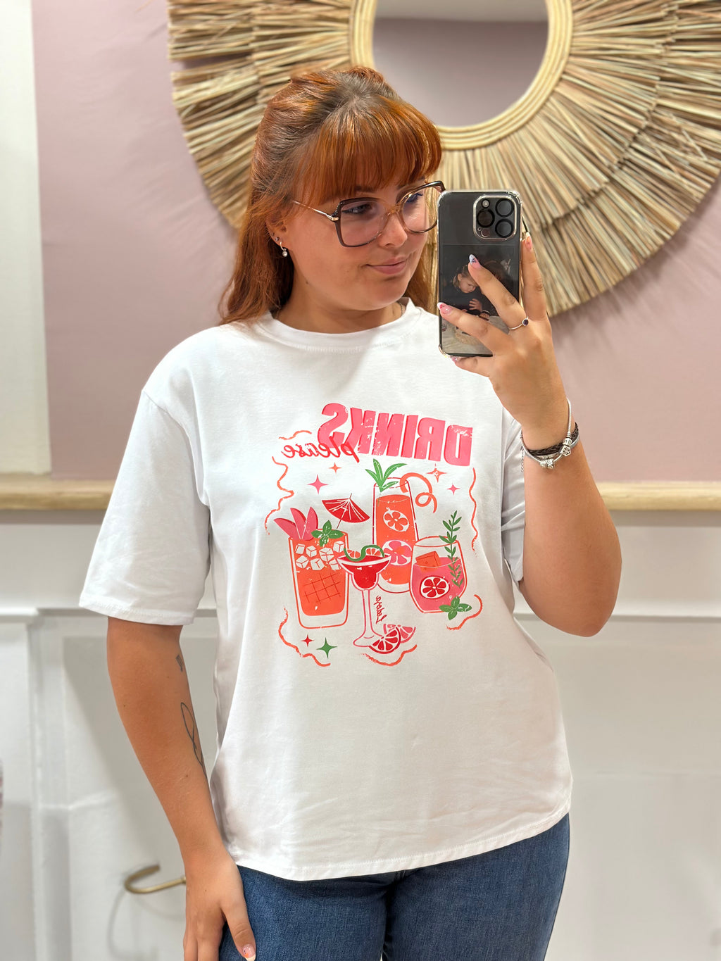 Tee-shirt blanc femme motif verres cocktails et inscription Drinks Please rose et orange – Estée Made in Italy – Miss Caprice