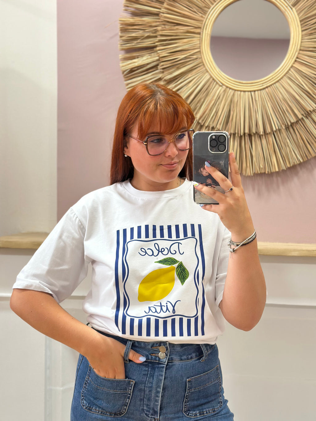 Tee-shirt blanc femme motif La Dolce Vita bleu et jaune – Coupe droite – Issyma Made in Italy – Miss Caprice
