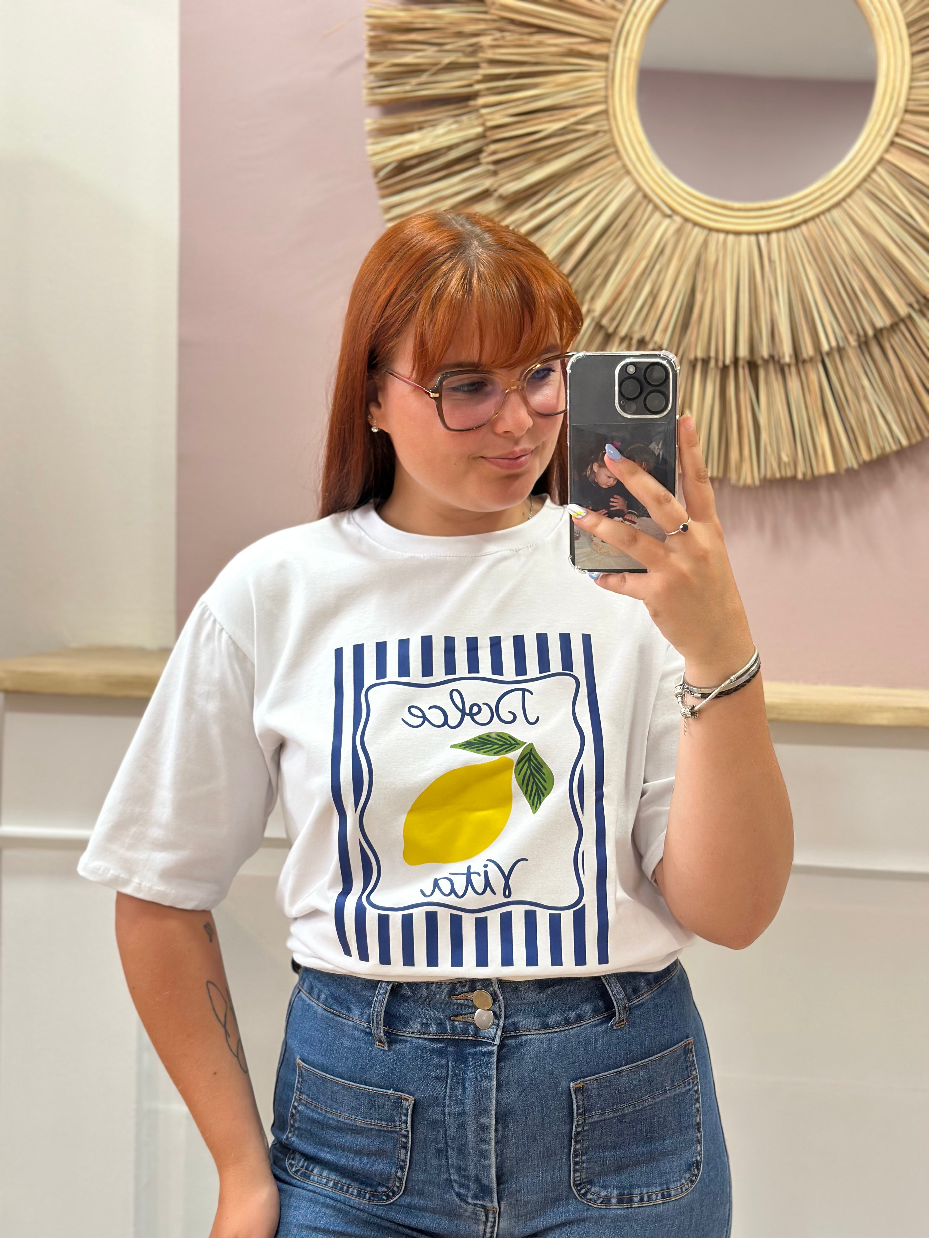 Tee-shirt blanc femme motif La Dolce Vita bleu et jaune – Coupe droite – Issyma Made in Italy – Miss Caprice