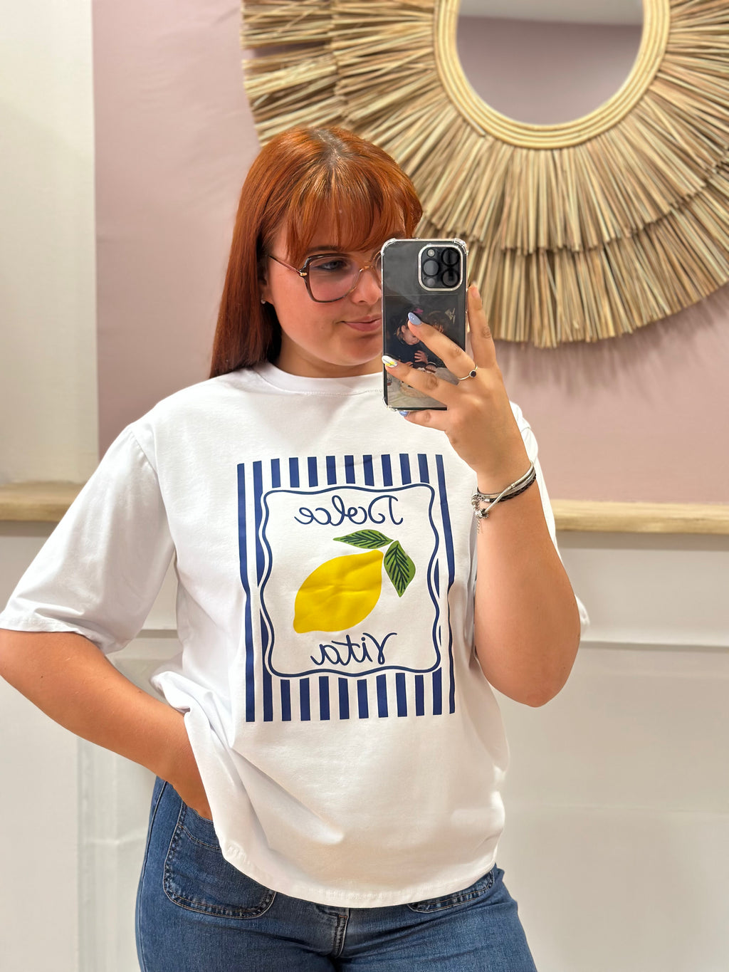 Tee-shirt blanc femme motif La Dolce Vita bleu et jaune – Coupe droite – Issyma Made in Italy – Miss Caprice