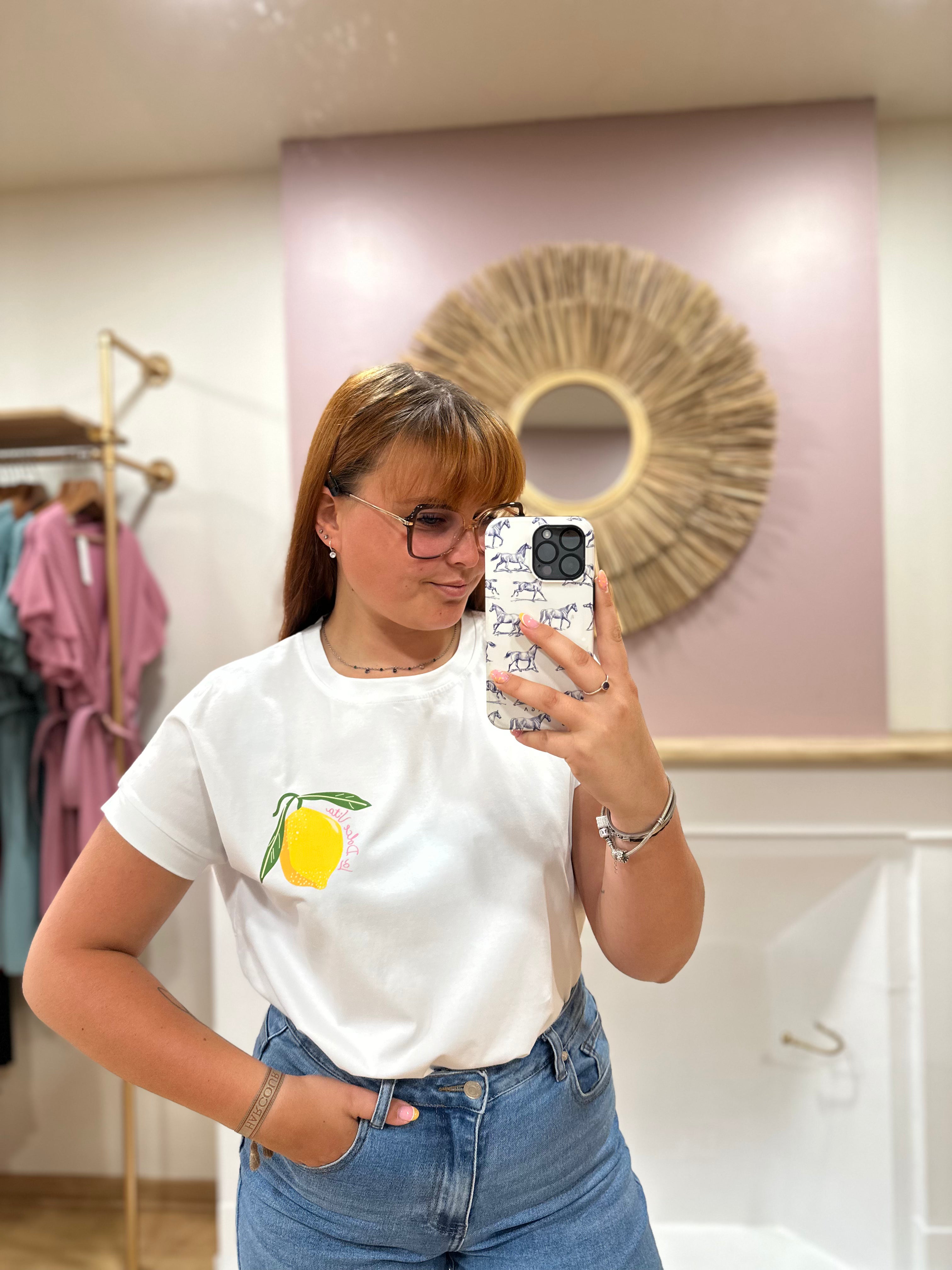 Tee-shirt blanc femme – Motif citron La Dolce Vita rose – Coupe droite – Issyma – Miss Caprice