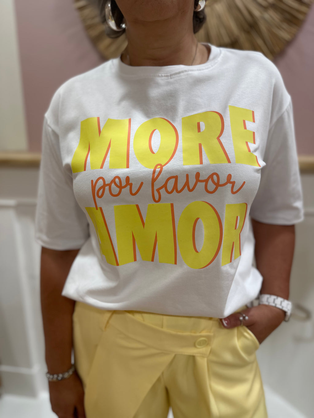 Tee-shirt blanc femme – Inscription More Amore Por Favor jaune – Coupe droite – Enoioy – Miss Caprice