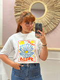 Tee-shirt blanc femme à motif coquille Saint-Jacques bleu, orange et jaune – Estée Made in Italy – Miss Caprice