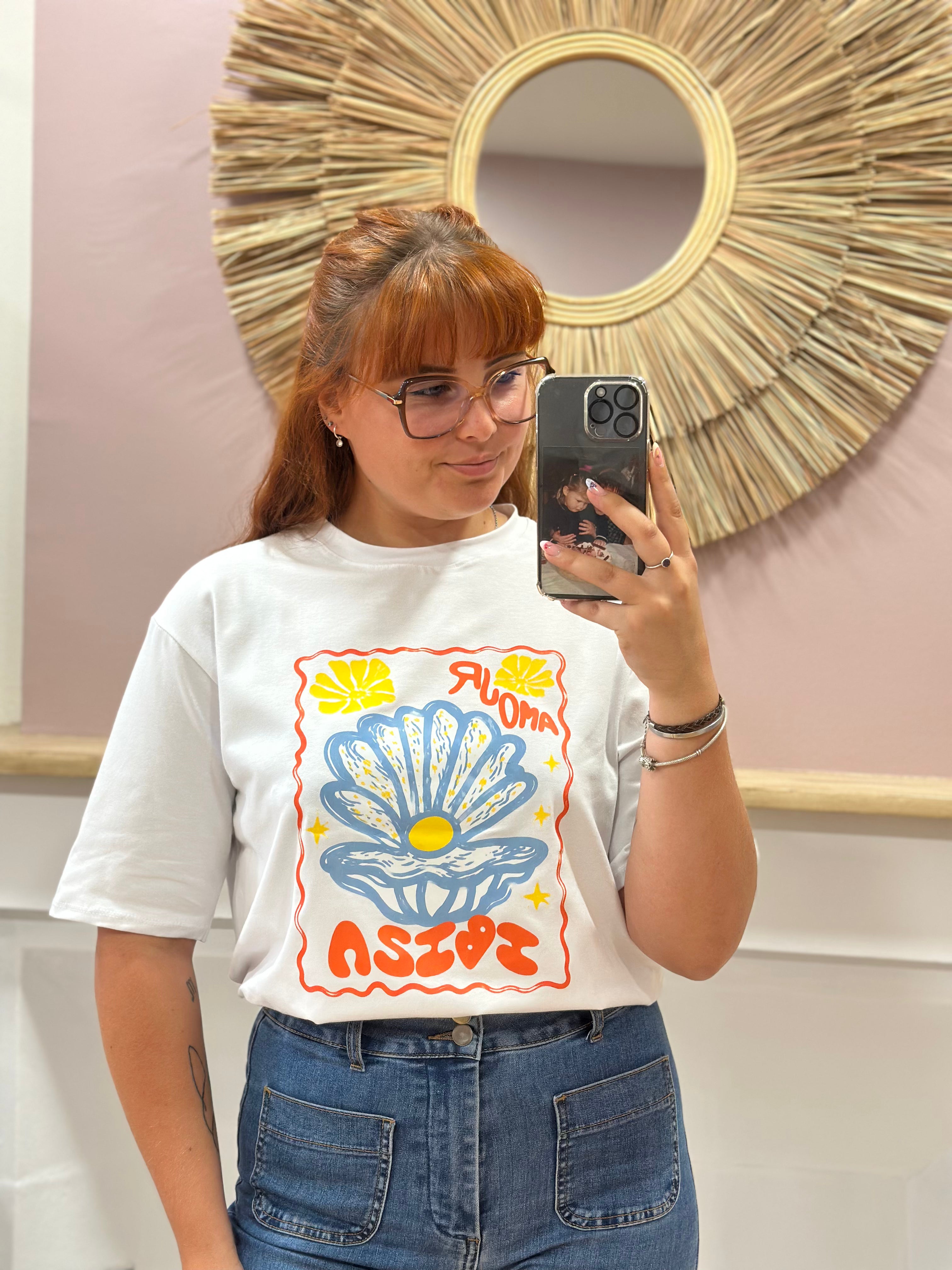 Tee-shirt blanc femme à motif coquille Saint-Jacques bleu, orange et jaune – Estée Made in Italy – Miss Caprice