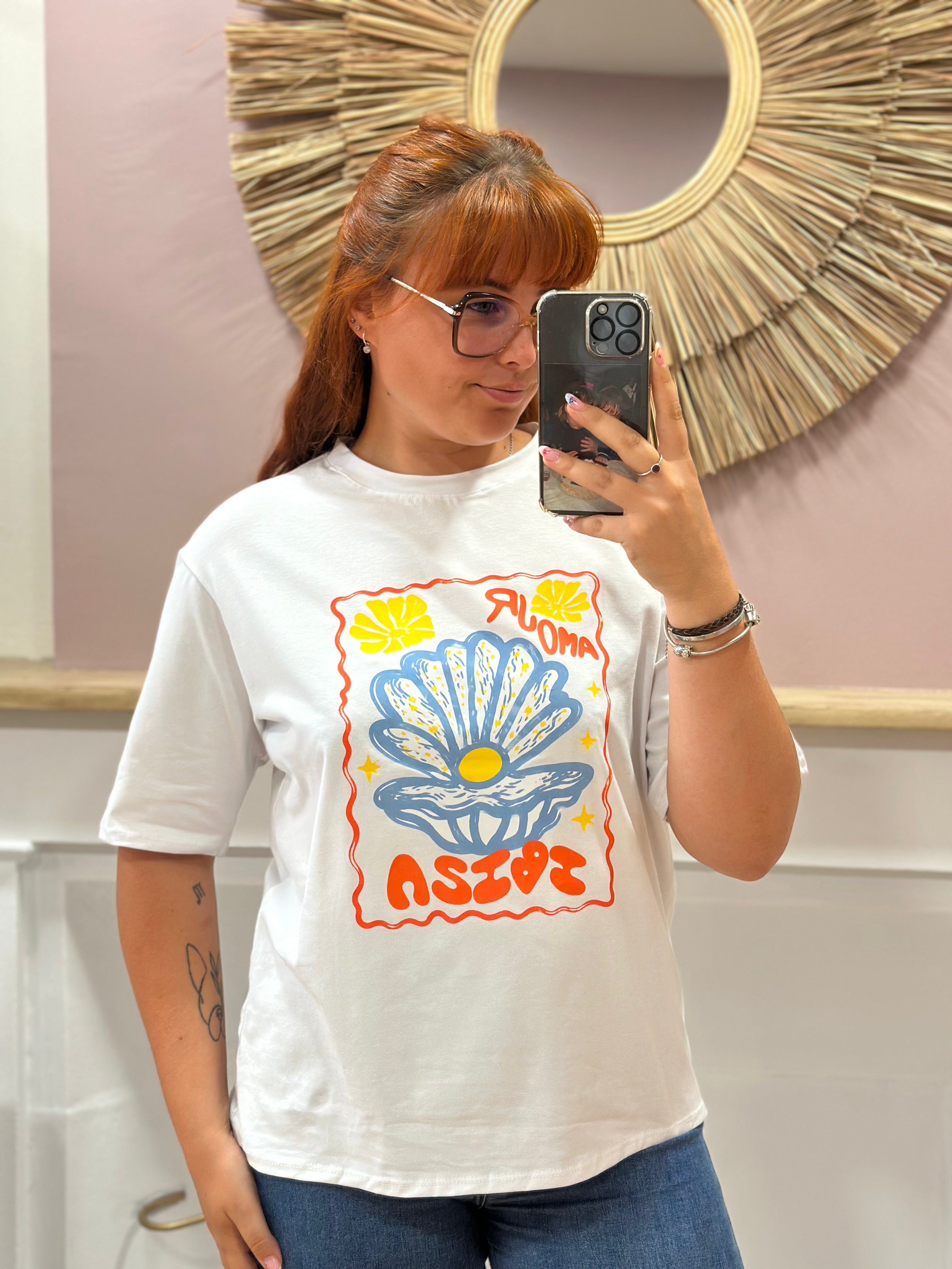 Tee-shirt blanc femme à motif coquille Saint-Jacques bleu, orange et jaune – Estée Made in Italy – Miss Caprice