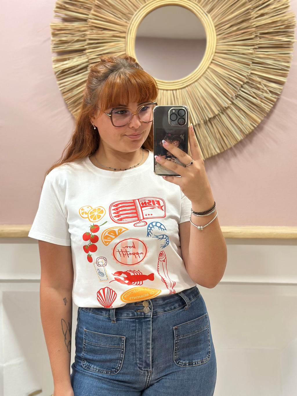 Tee-shirt blanc femme à motif sardine, homard, tomate et fruits de mer colorés – Rosydays – Miss Caprice