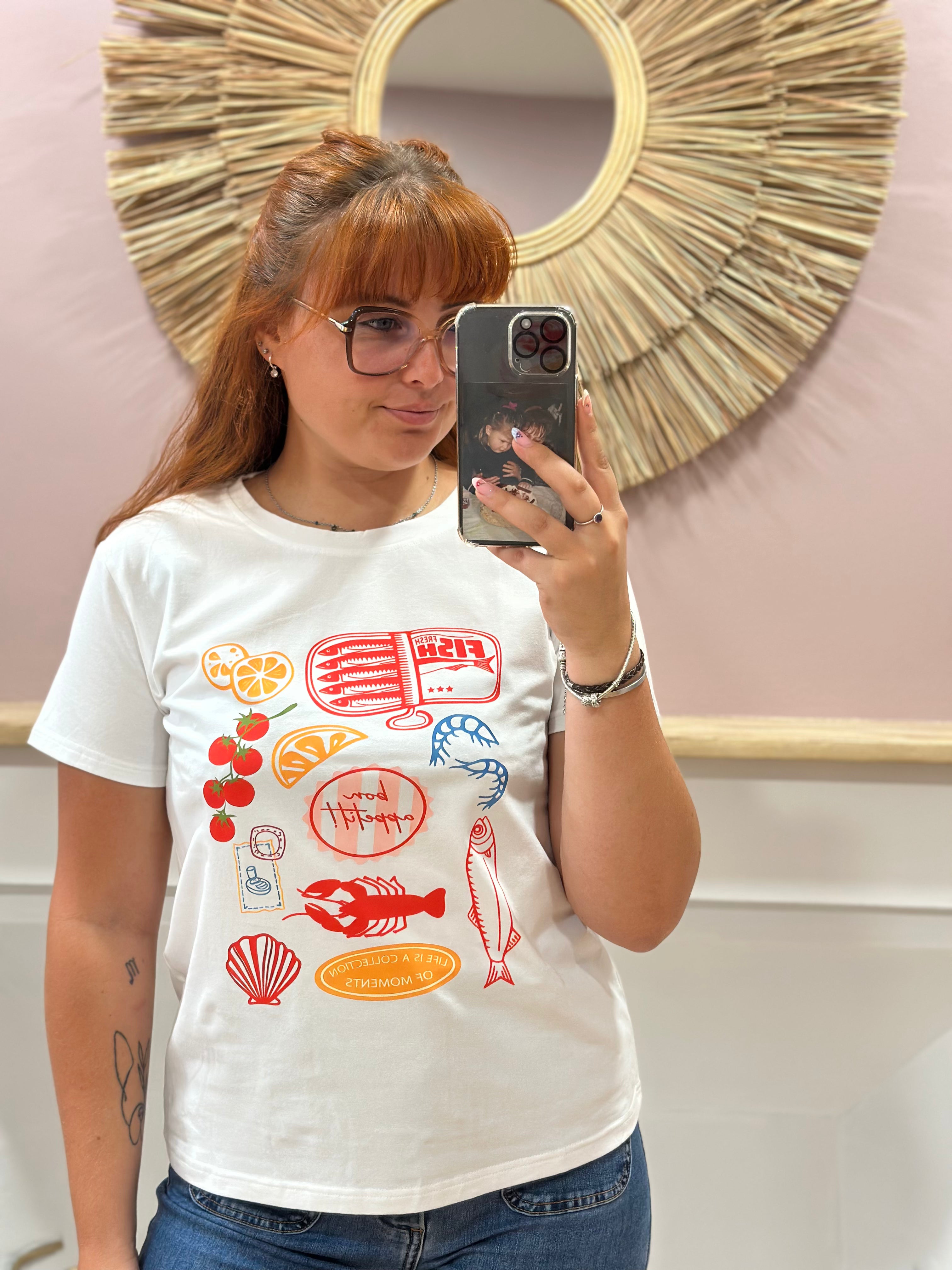 Tee-shirt blanc femme à motif sardine, homard, tomate et fruits de mer colorés – Rosydays – Miss Caprice