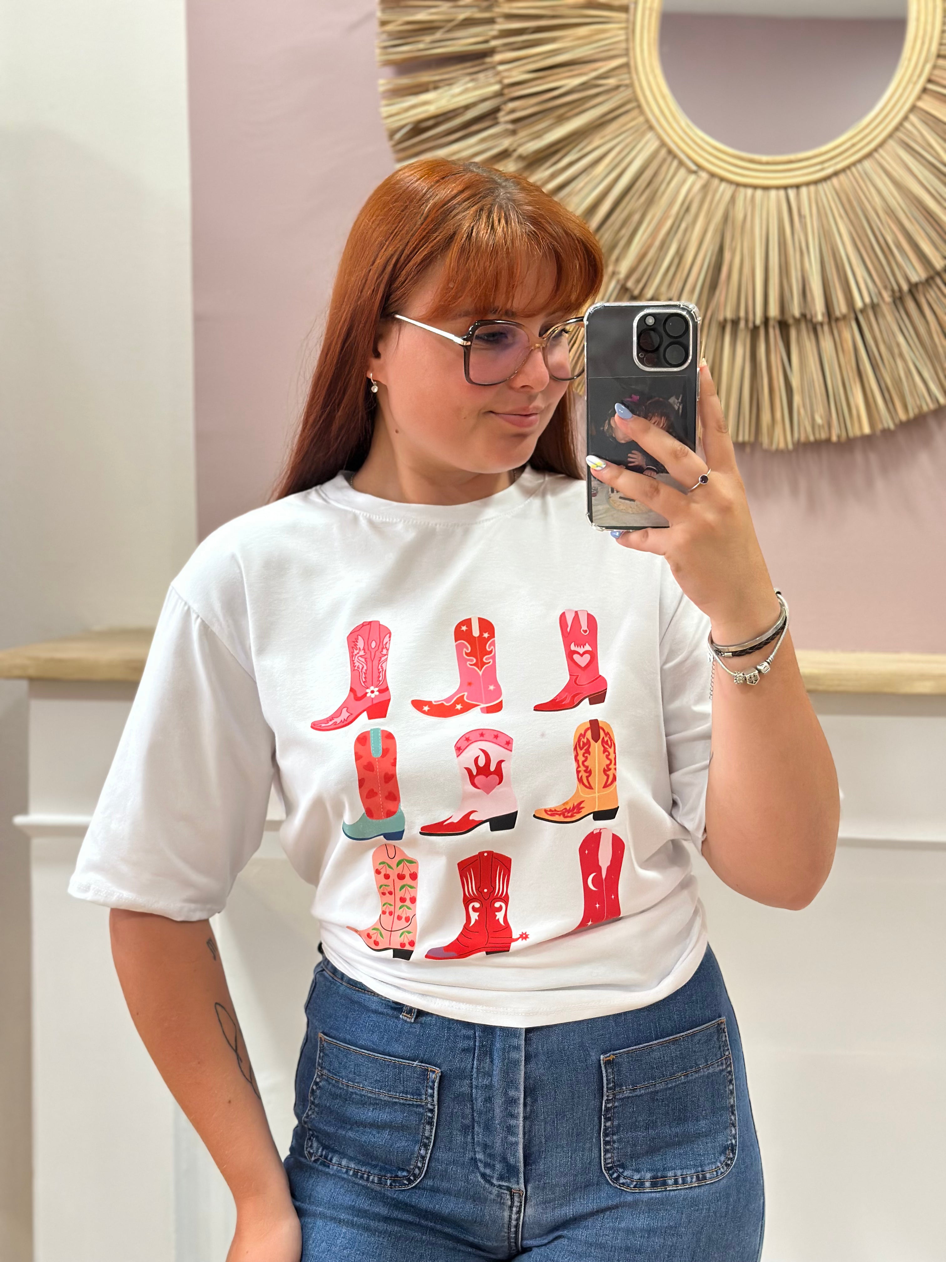 Tee-shirt blanc femme motif santiags rose, rouge et orange pastel – Estée Made in Italy – Miss Caprice