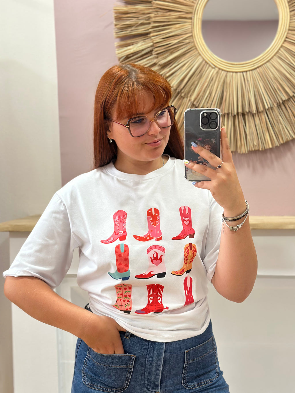 Tee-shirt blanc femme motif santiags rose, rouge et orange pastel – Estée Made in Italy – Miss Caprice