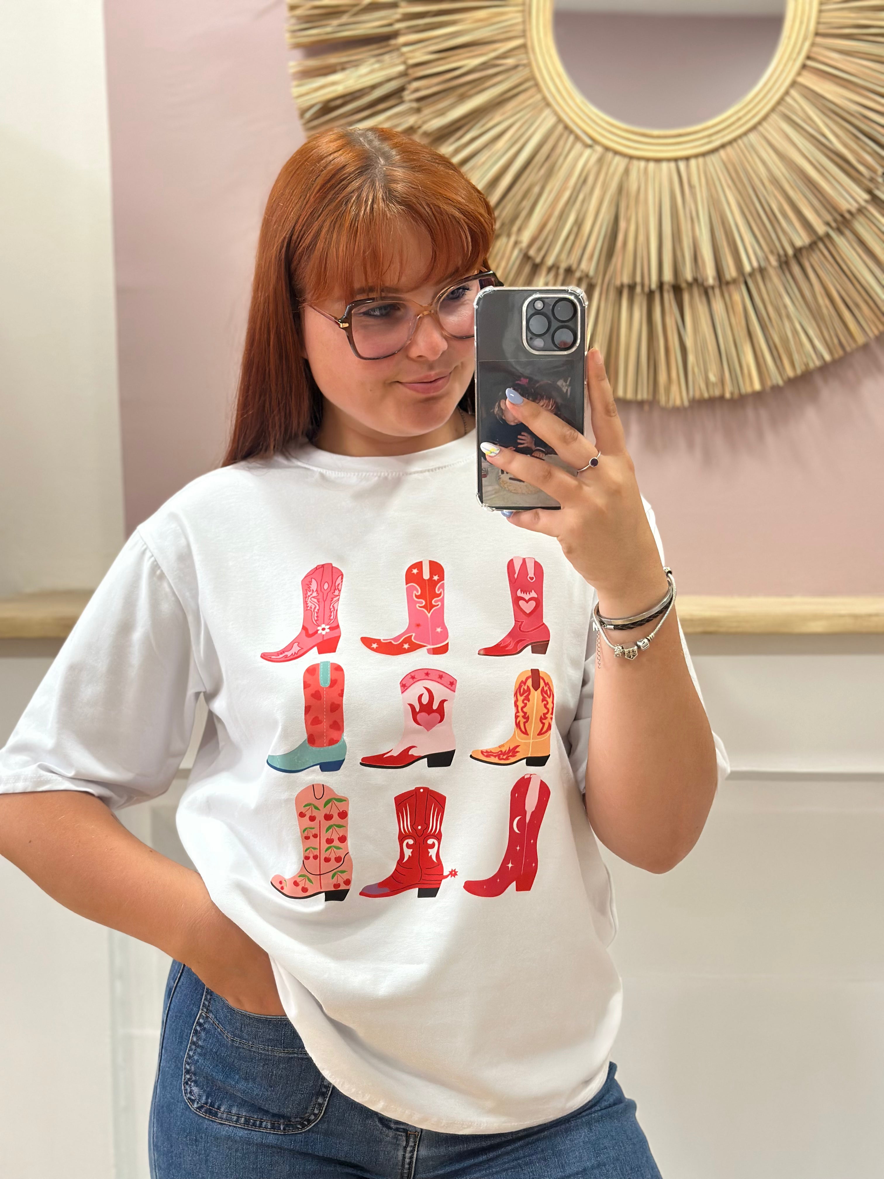 Tee-shirt blanc femme motif santiags rose, rouge et orange pastel – Estée Made in Italy – Miss Caprice
