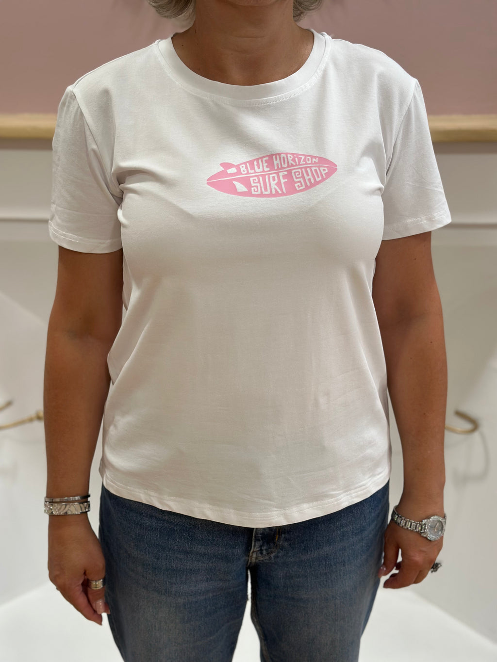 Tee-shirt blanc femme motif planche de surf rose clair et imprimé hawaïen au dos – Rosydays – Miss Caprice