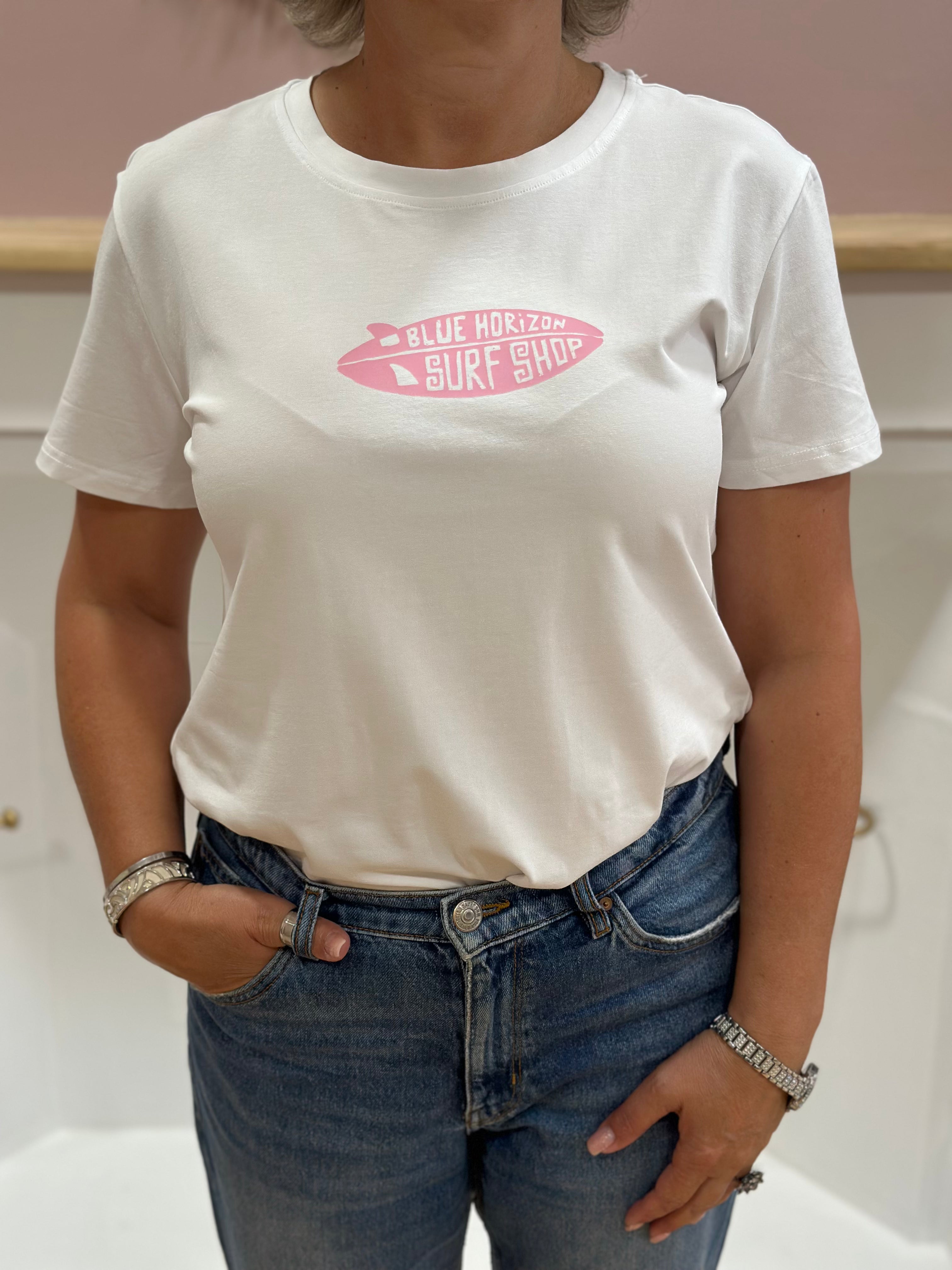 Tee-shirt blanc femme motif planche de surf rose clair et imprimé hawaïen au dos – Rosydays – Miss Caprice