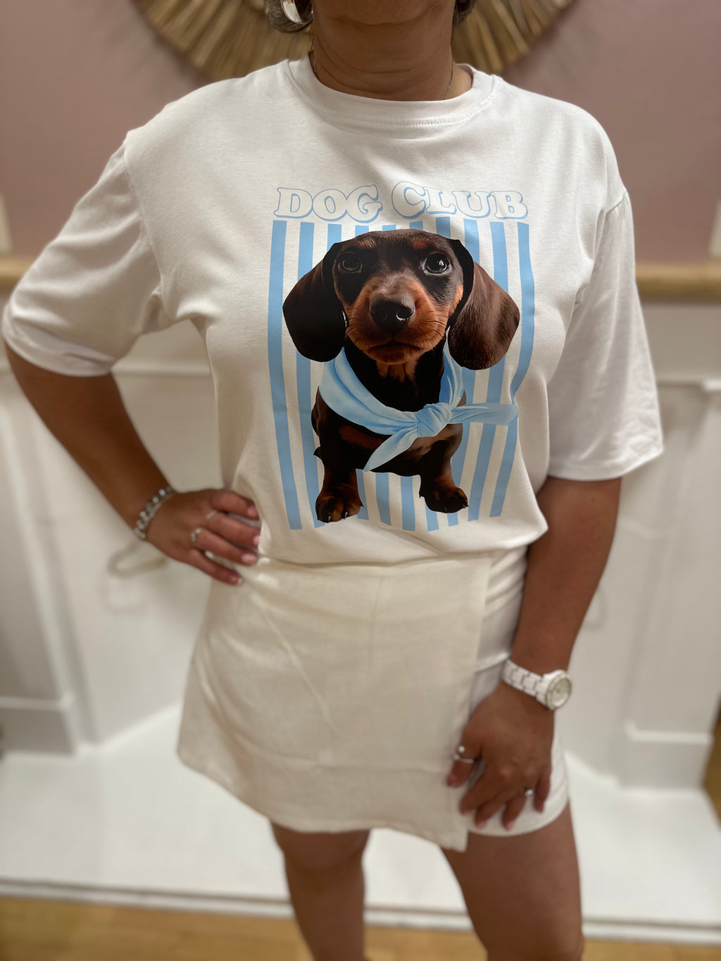 Tee-shirt blanc femme – Motif teckel Dog Club – Bleu ciel – Coupe droite – Enoioy – Miss Caprice