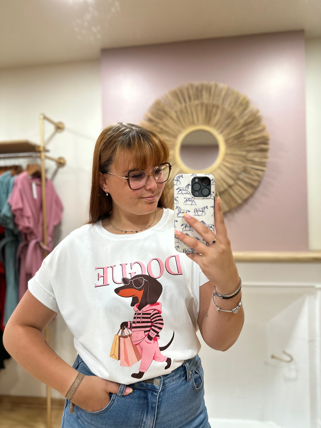 Tee-shirt blanc femme – Motif teckel DOGUE rose – Coupe droite – Issyma – Miss Caprice
