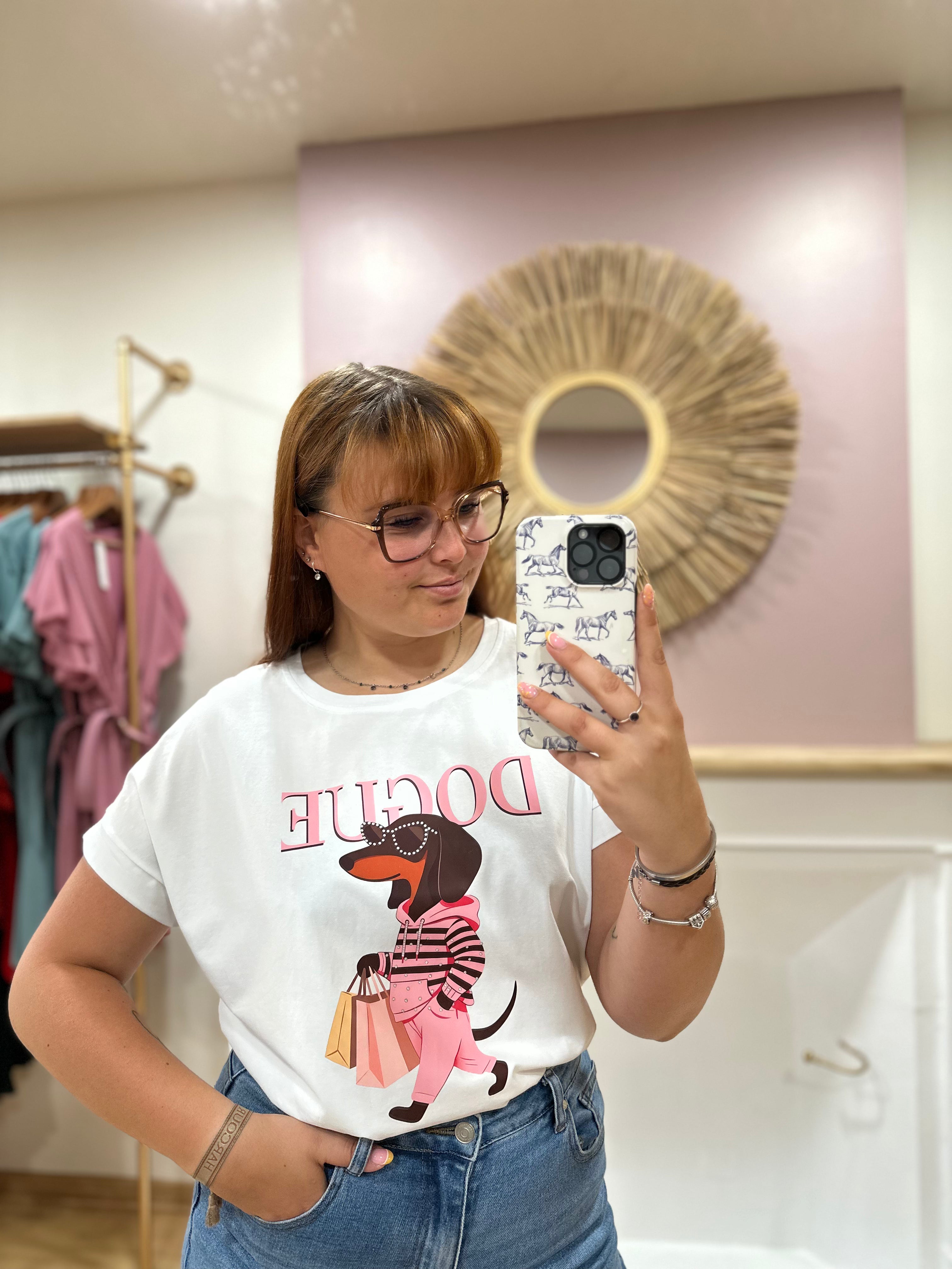 Tee-shirt blanc femme – Motif teckel DOGUE rose – Coupe droite – Issyma – Miss Caprice