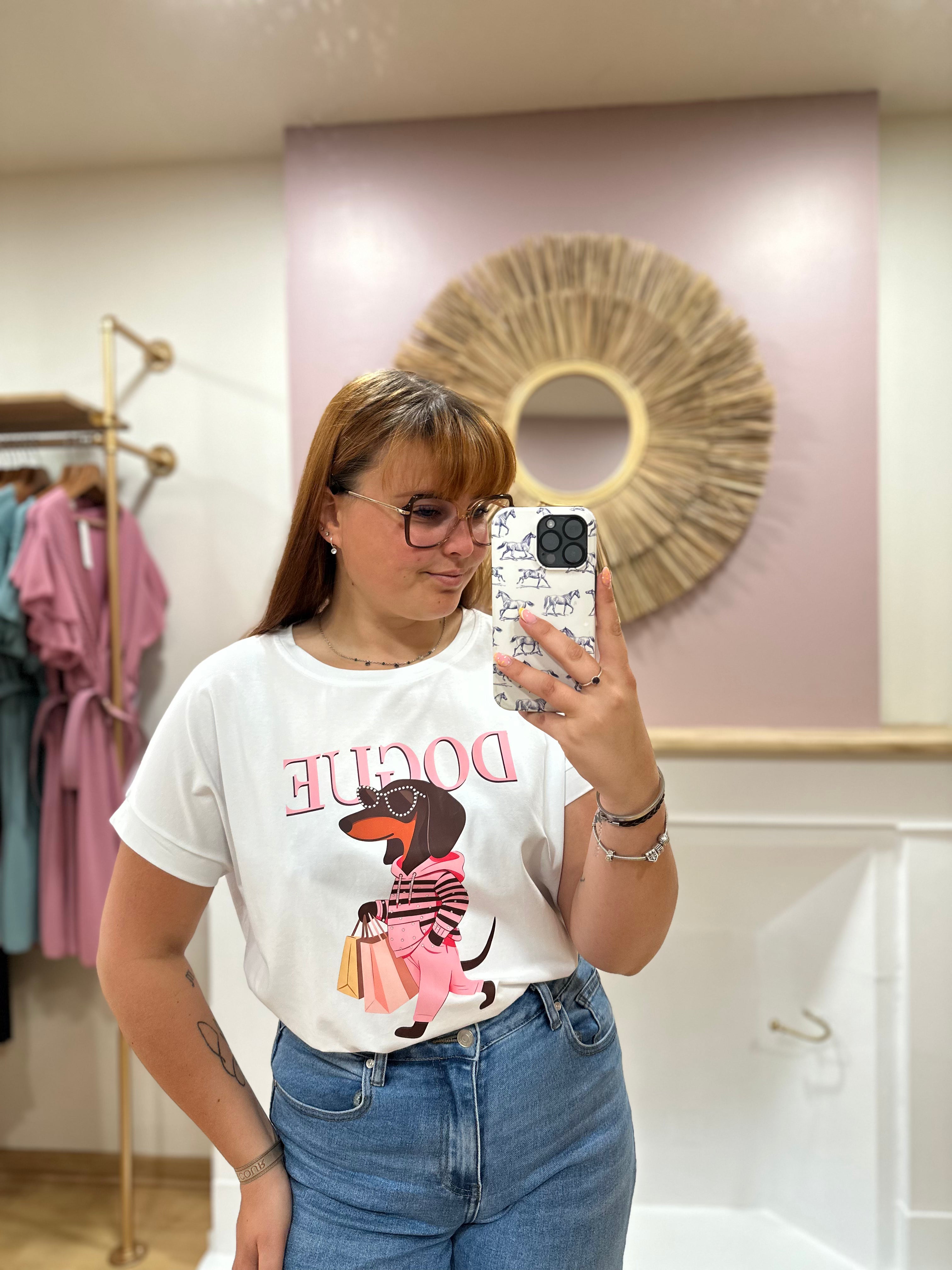 Tee-shirt blanc femme – Motif teckel DOGUE rose – Coupe droite – Issyma – Miss Caprice