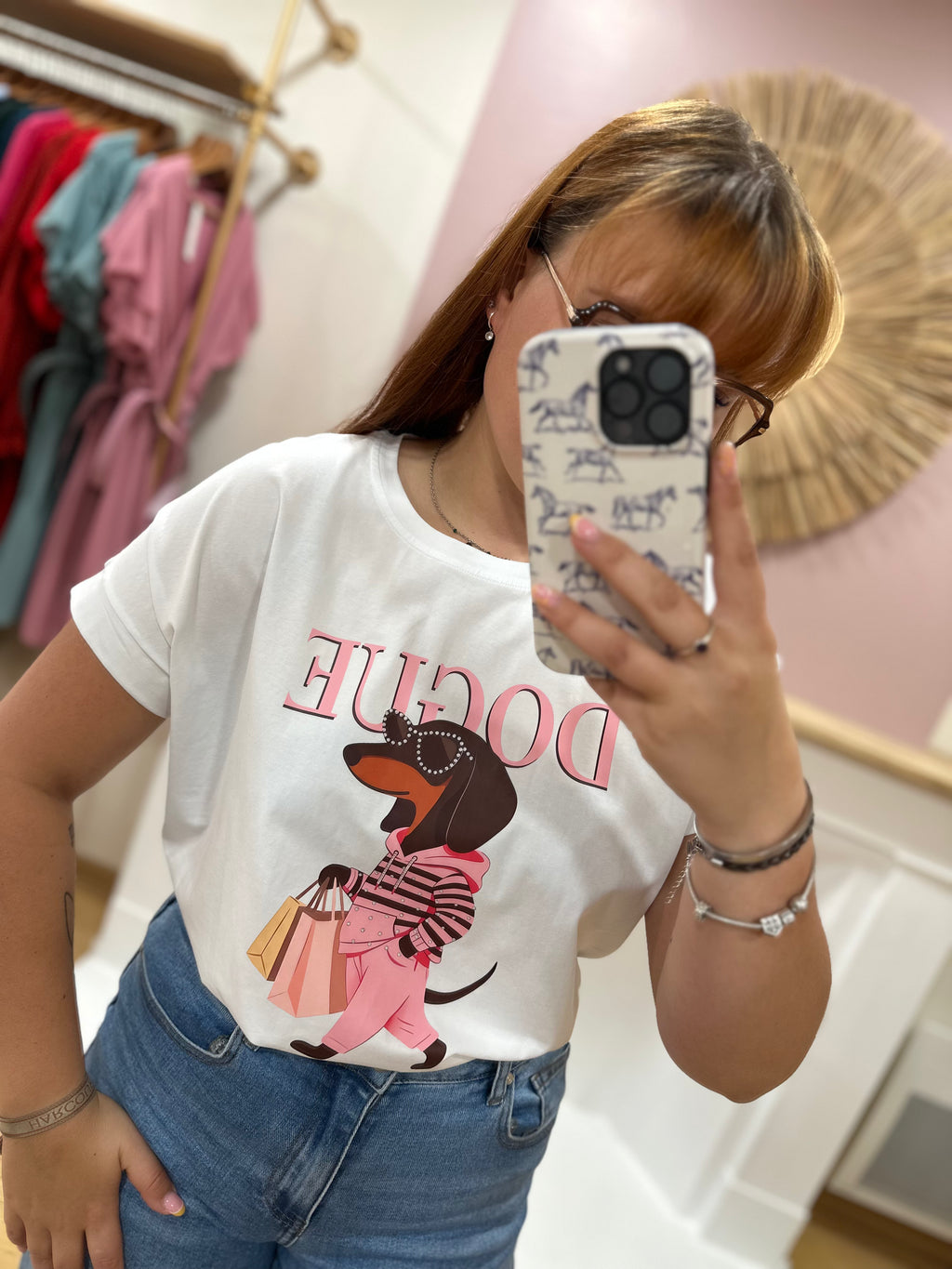 Tee-shirt blanc femme – Motif teckel DOGUE rose – Coupe droite – Issyma – Miss Caprice