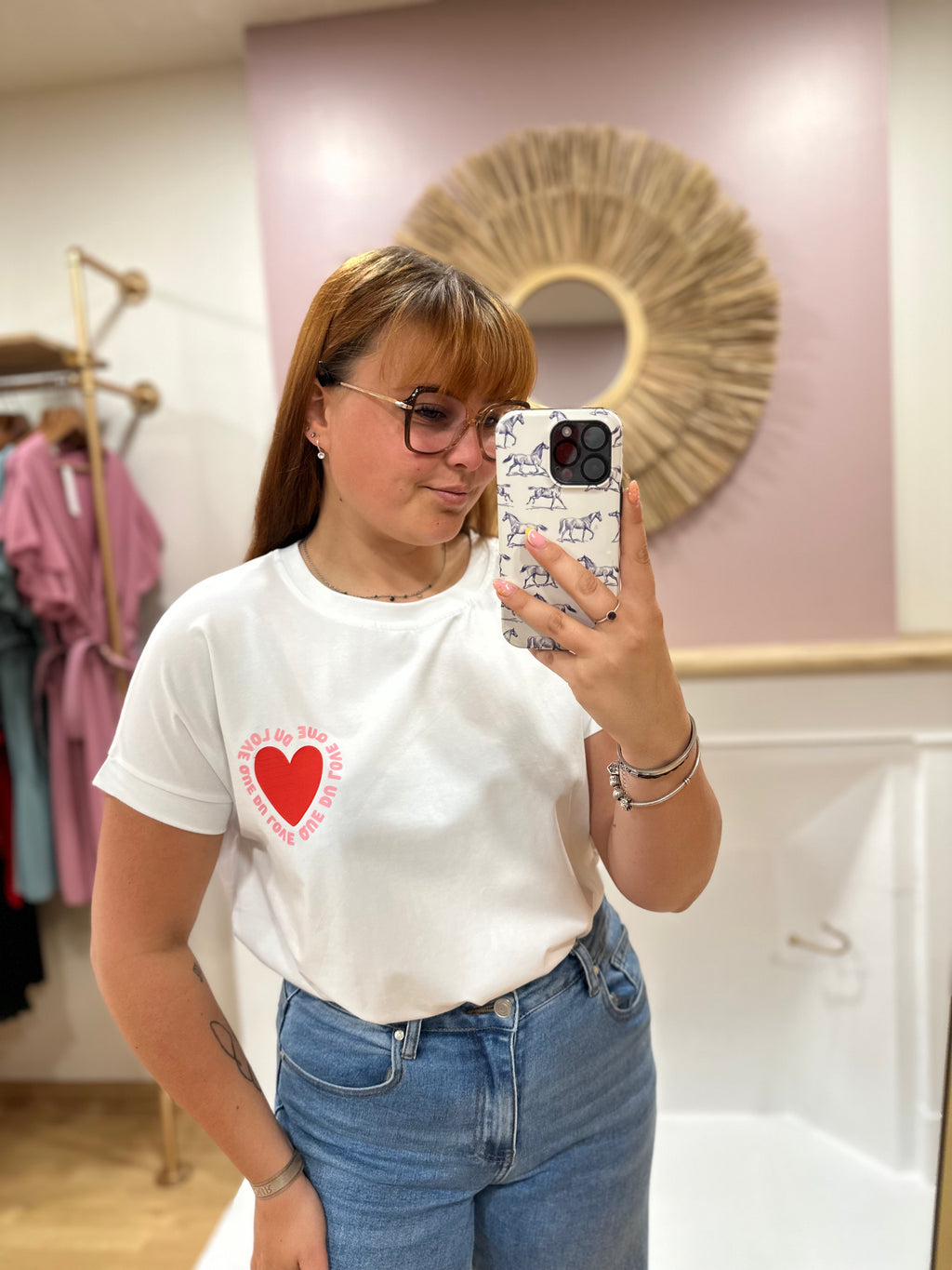 Tee-shirt blanc femme – Motif cœur rouge Que du Love – Coupe droite – Issyma – Miss Caprice