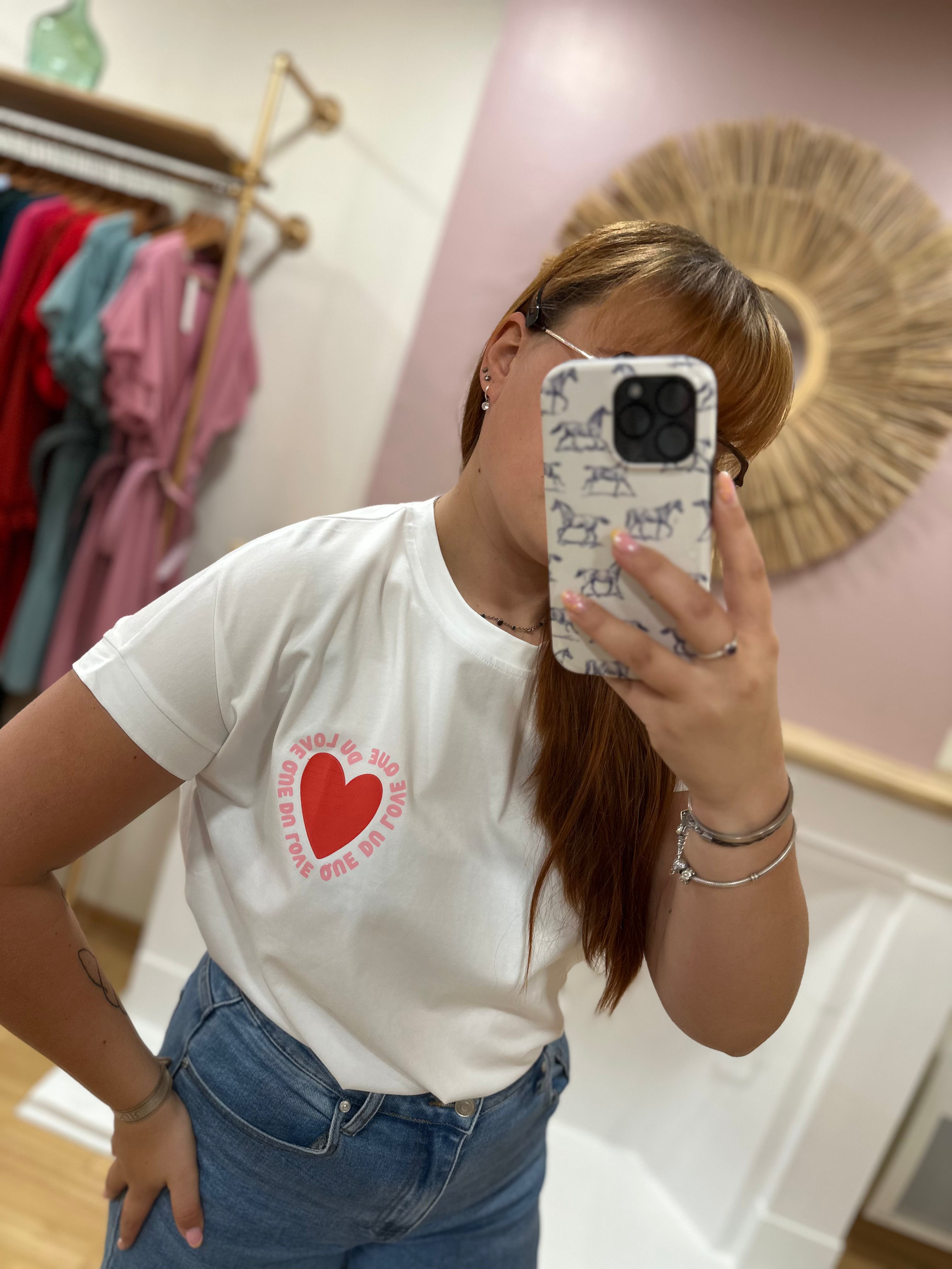 Tee-shirt blanc femme – Motif cœur rouge Que du Love – Coupe droite – Issyma – Miss Caprice