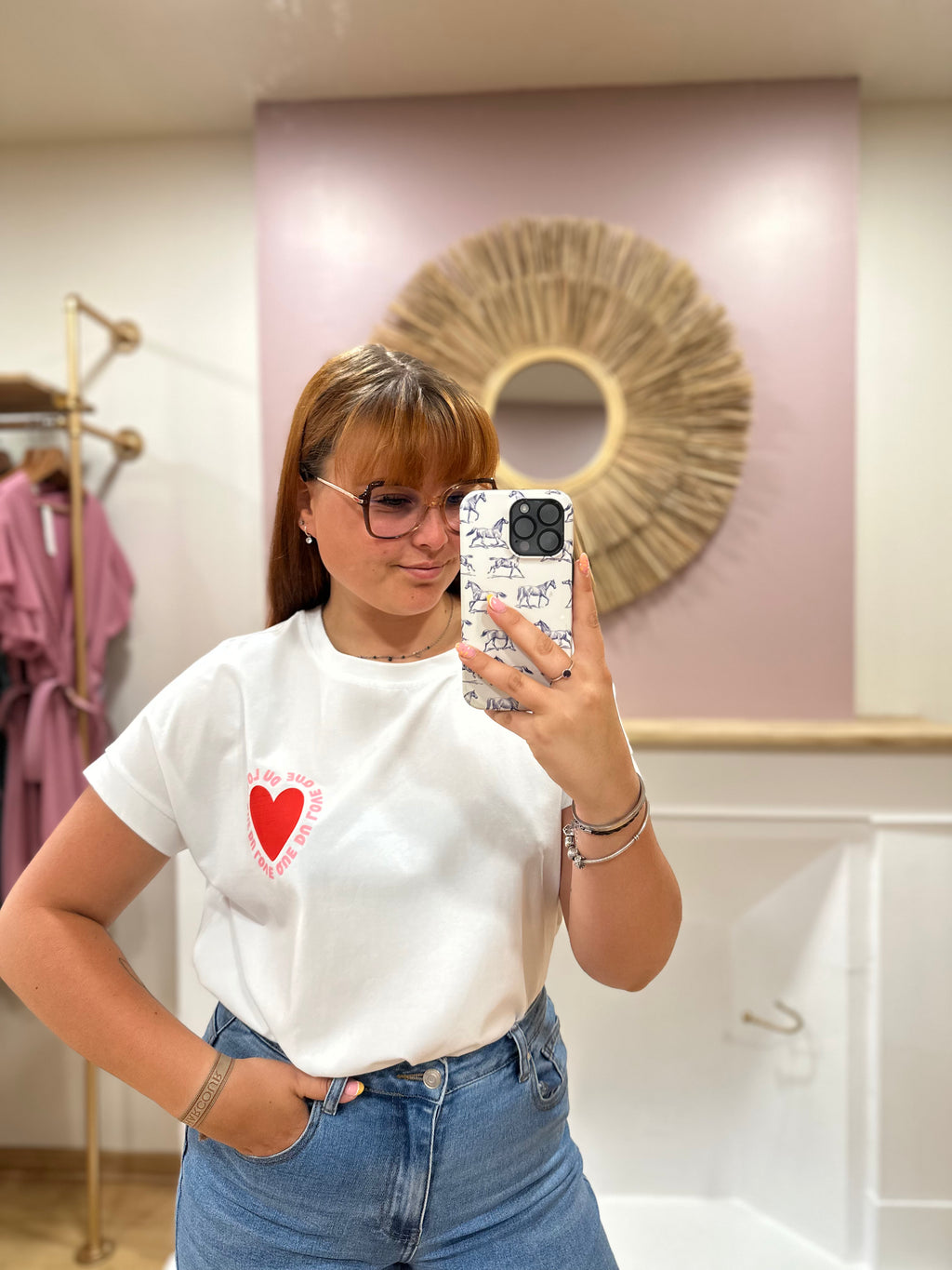 Tee-shirt blanc femme – Motif cœur rouge Que du Love – Coupe droite – Issyma – Miss Caprice