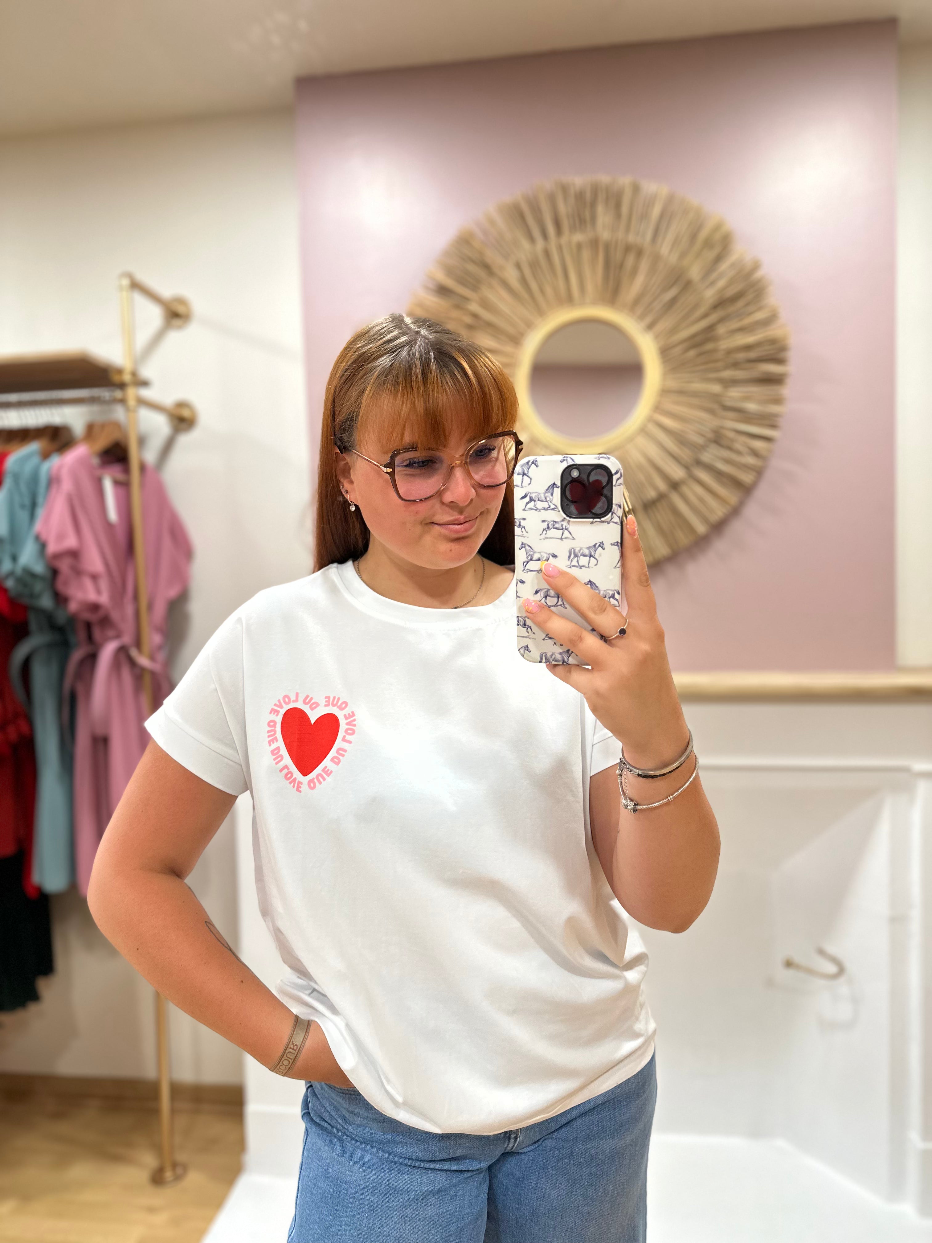 Tee-shirt blanc femme – Motif cœur rouge Que du Love – Coupe droite – Issyma – Miss Caprice