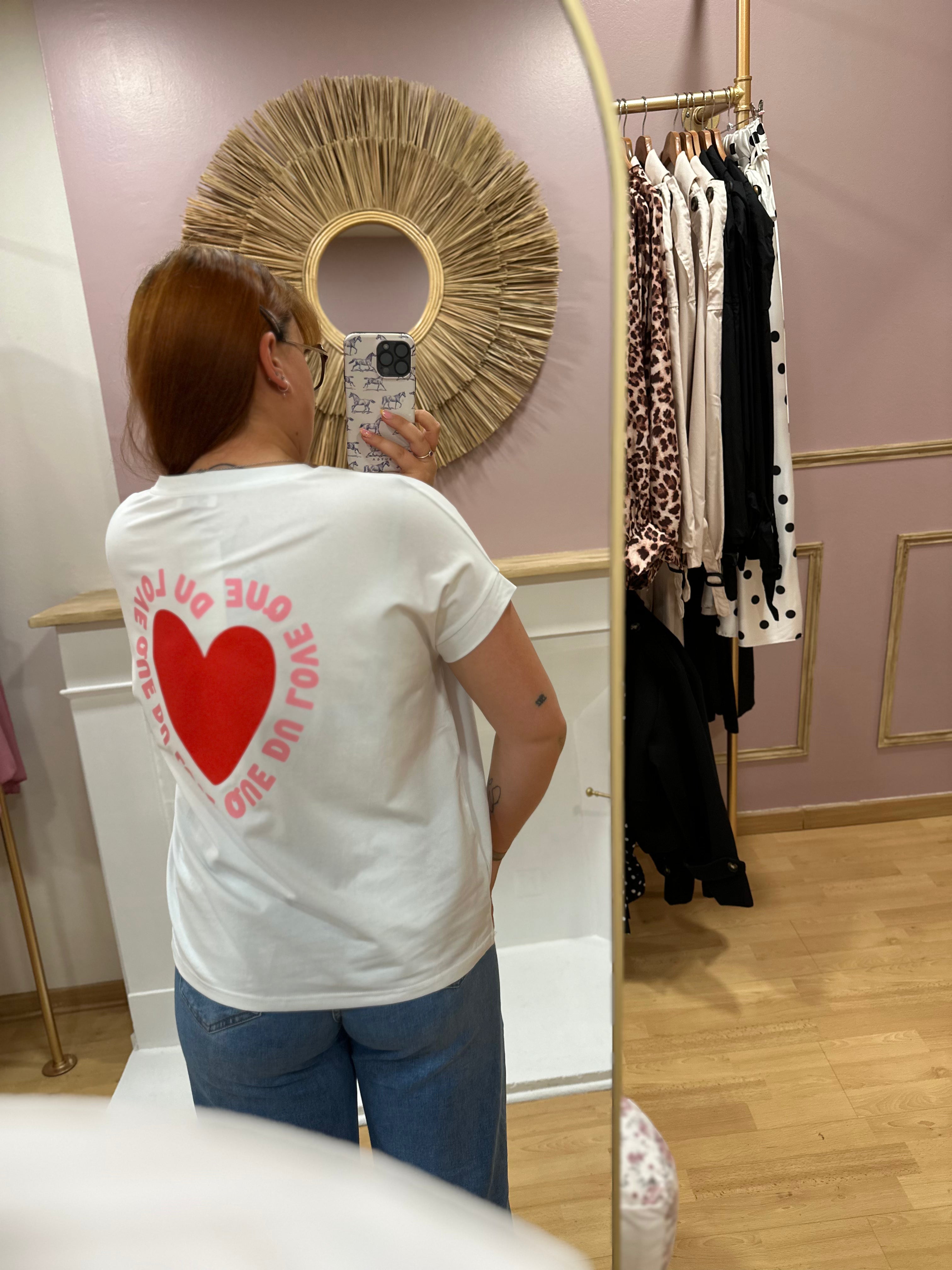 Tee-shirt blanc femme – Motif cœur rouge Que du Love – Coupe droite – Issyma – Miss Caprice