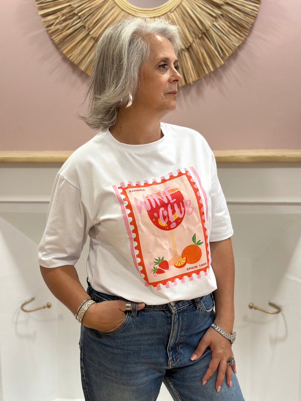 Tee-shirt blanc femme à motif verre de sangria rose orange rouge et inscription Wine Club – Estée Made in Italy – Miss Caprice