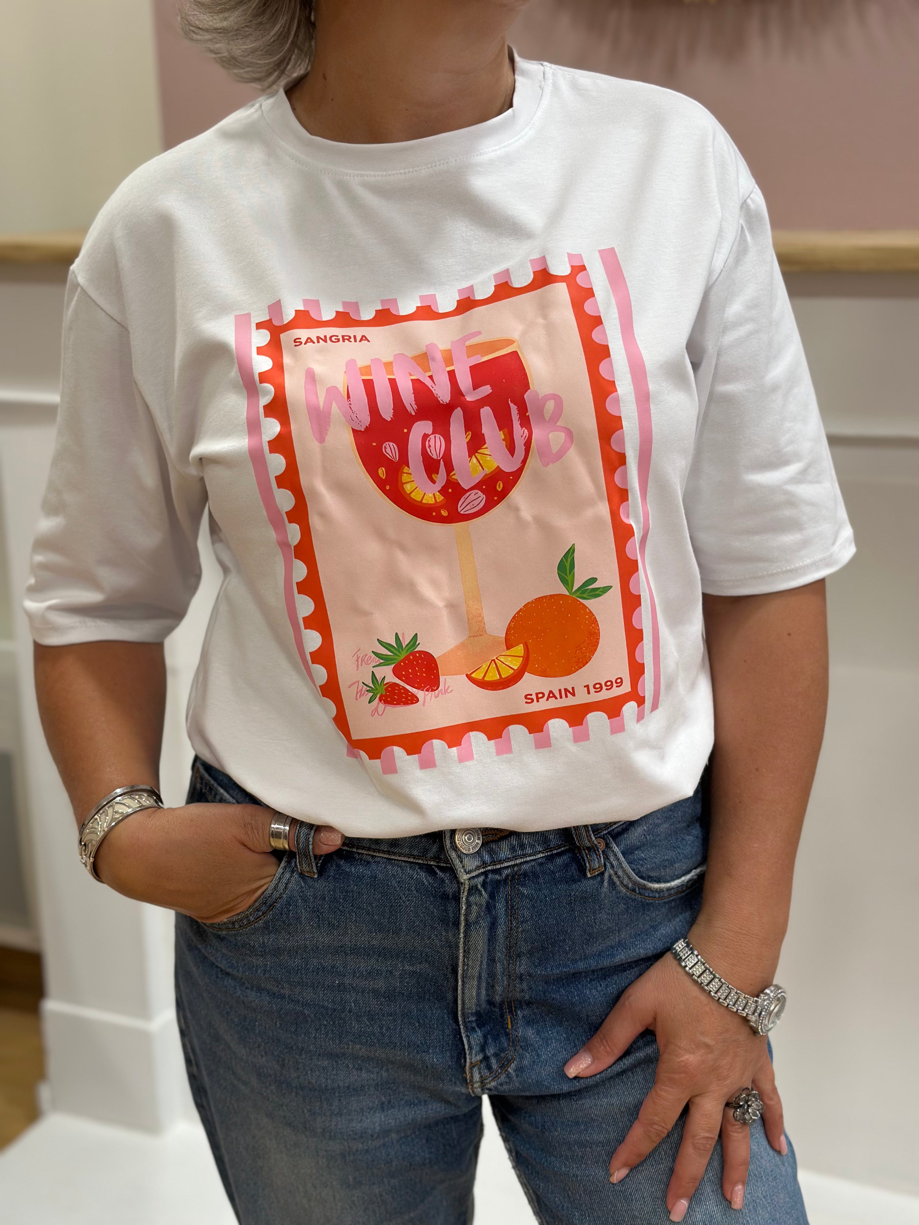Tee-shirt blanc femme à motif verre de sangria rose orange rouge et inscription Wine Club – Estée Made in Italy – Miss Caprice