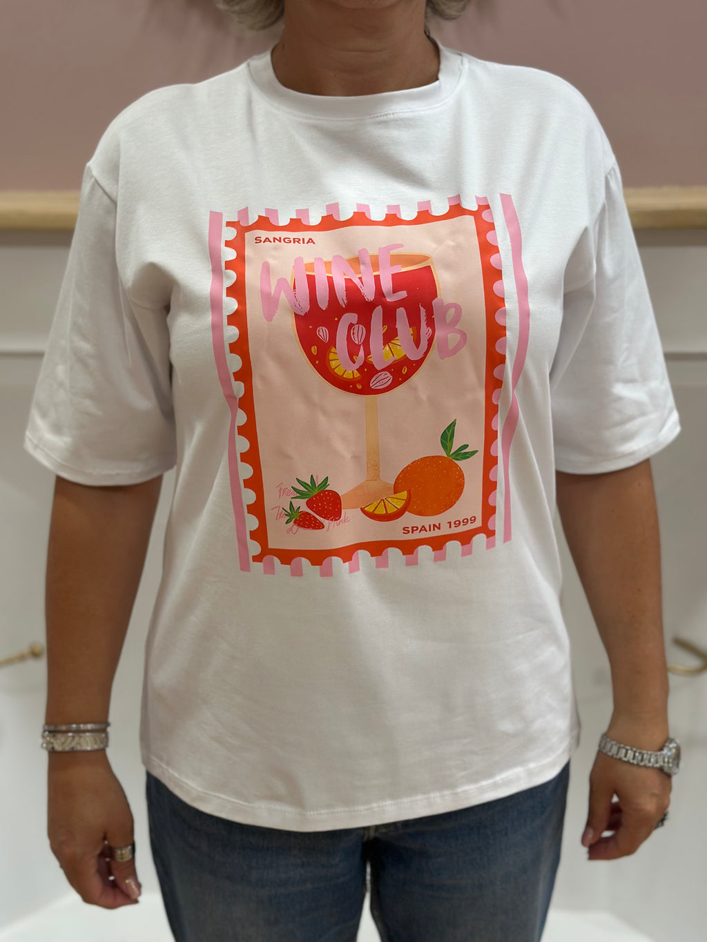 Tee-shirt blanc femme à motif verre de sangria rose orange rouge et inscription Wine Club – Estée Made in Italy – Miss Caprice